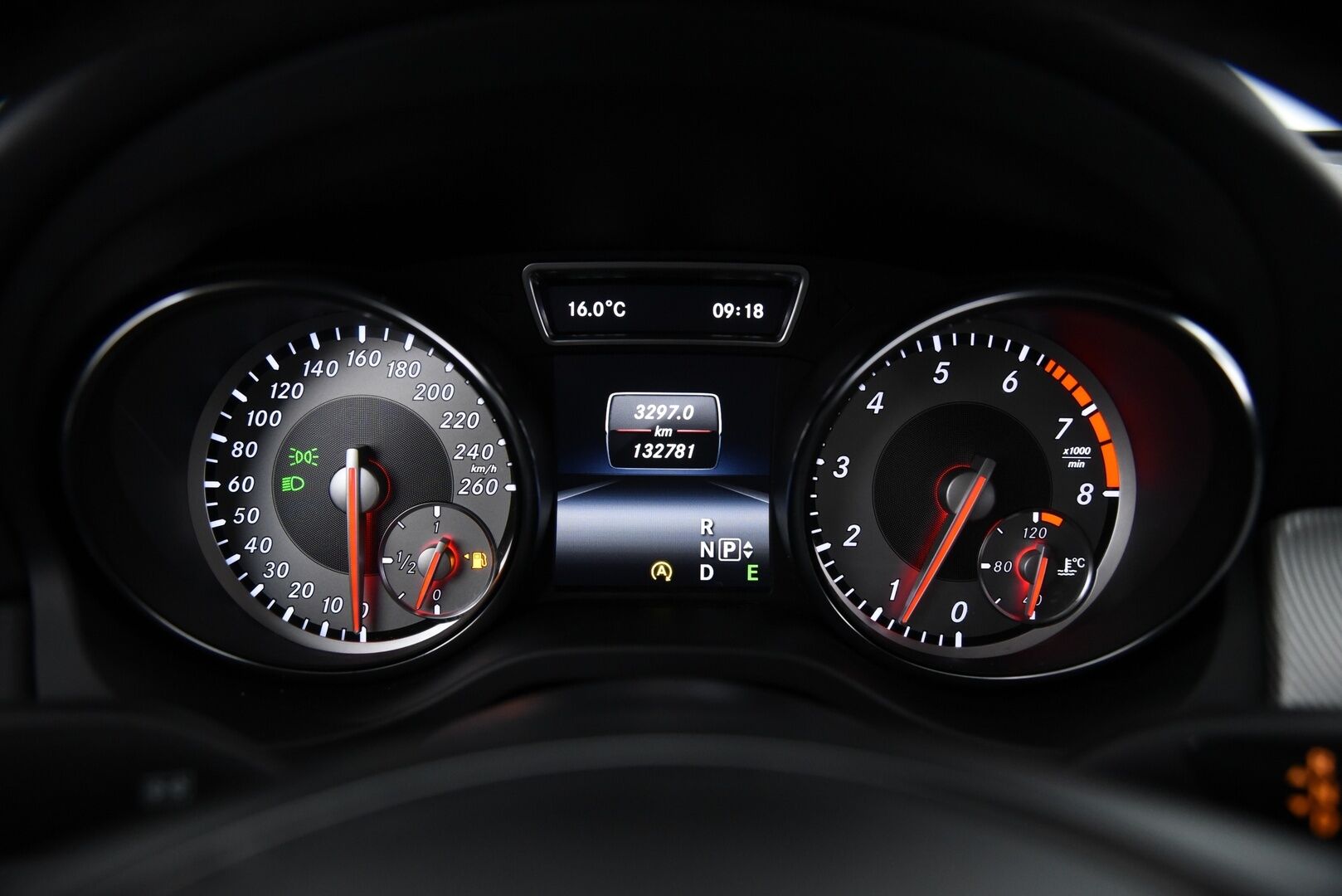 Mercedes-Benz CLA 2016 200 Sedan / P. Kamera / Nahkasisusta / Vakkari / 2x Renkaat / AMG Styling - Fiksut kilometrit & 2x renkaat aluvantein!