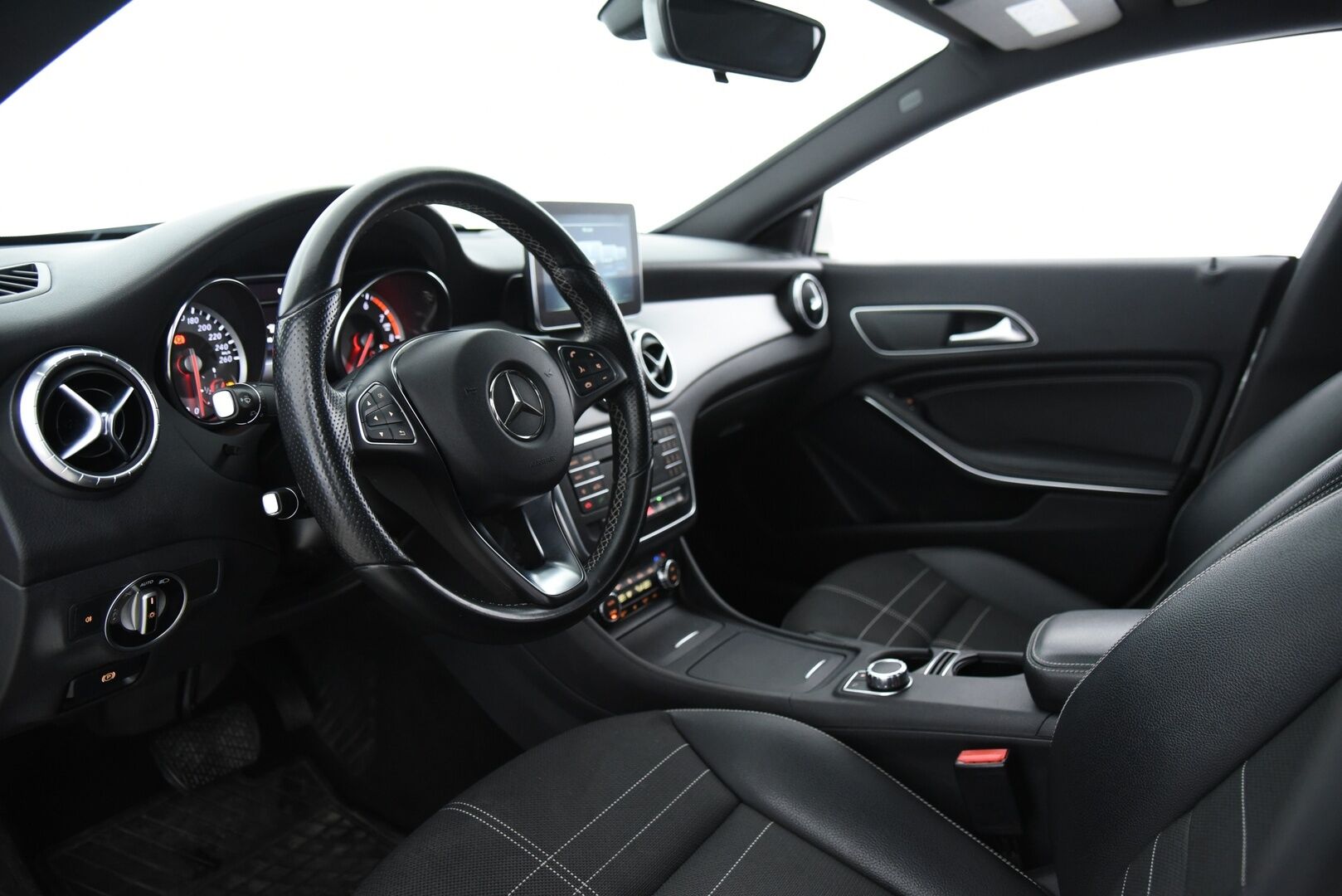 Mercedes-Benz CLA 2016 200 Sedan / P. Kamera / Nahkasisusta / Vakkari / 2x Renkaat / AMG Styling - Fiksut kilometrit & 2x renkaat aluvantein!