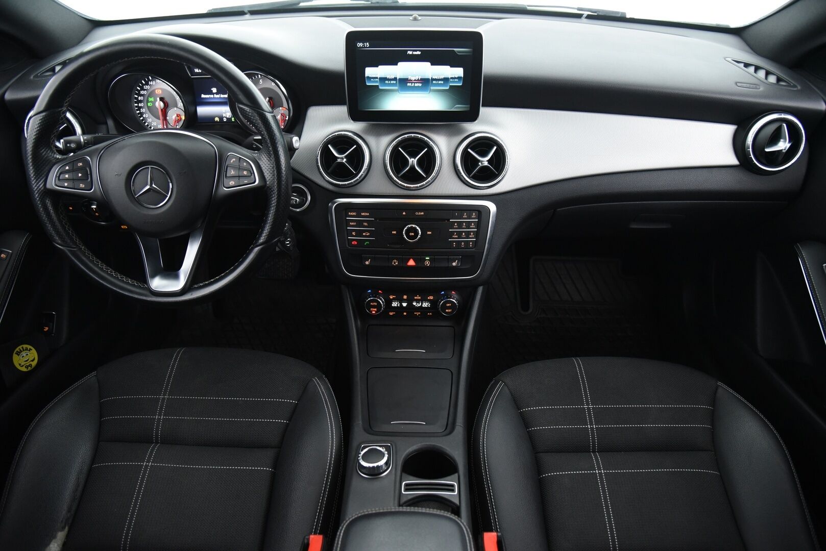 Mercedes-Benz CLA 2016 200 Sedan / P. Kamera / Nahkasisusta / Vakkari / 2x Renkaat / AMG Styling - Fiksut kilometrit & 2x renkaat aluvantein!