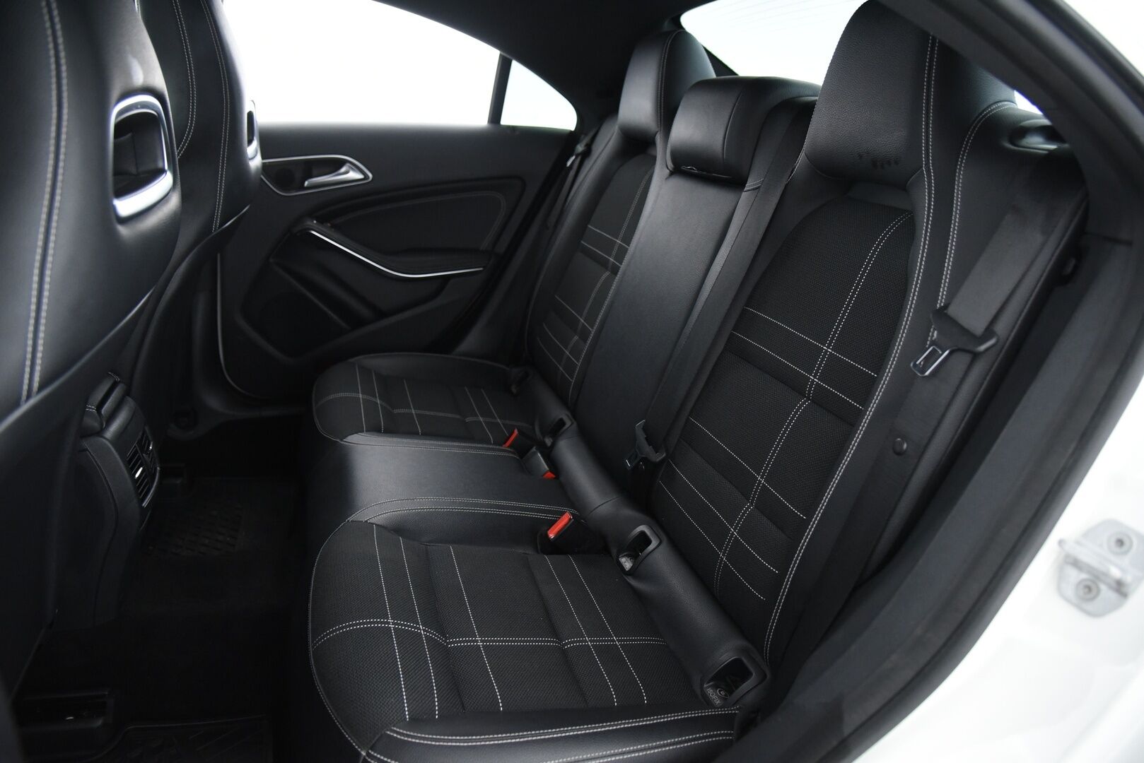 Mercedes-Benz CLA 2016 200 Sedan / P. Kamera / Nahkasisusta / Vakkari / 2x Renkaat / AMG Styling - Fiksut kilometrit & 2x renkaat aluvantein!