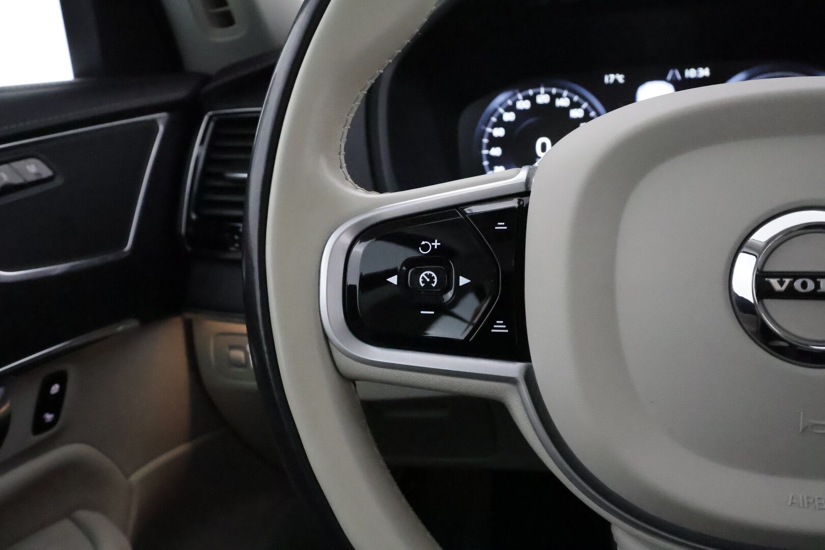 Volvo XC90 2020 T8 TwE AWD Inscription 7p **Adapt. vakkari / Pa-lämmitin / Muistipenkit / Koukku / Full-LED / Apple&Android / P.kamera** - 3,99 % KORKOTARJOUS TÄHÄN AUTOON - 31.5. ASTI! - 1-om. Suomi-auto / Akku kuntotarkistettu / Merkkihuollettu / Navi / VOC