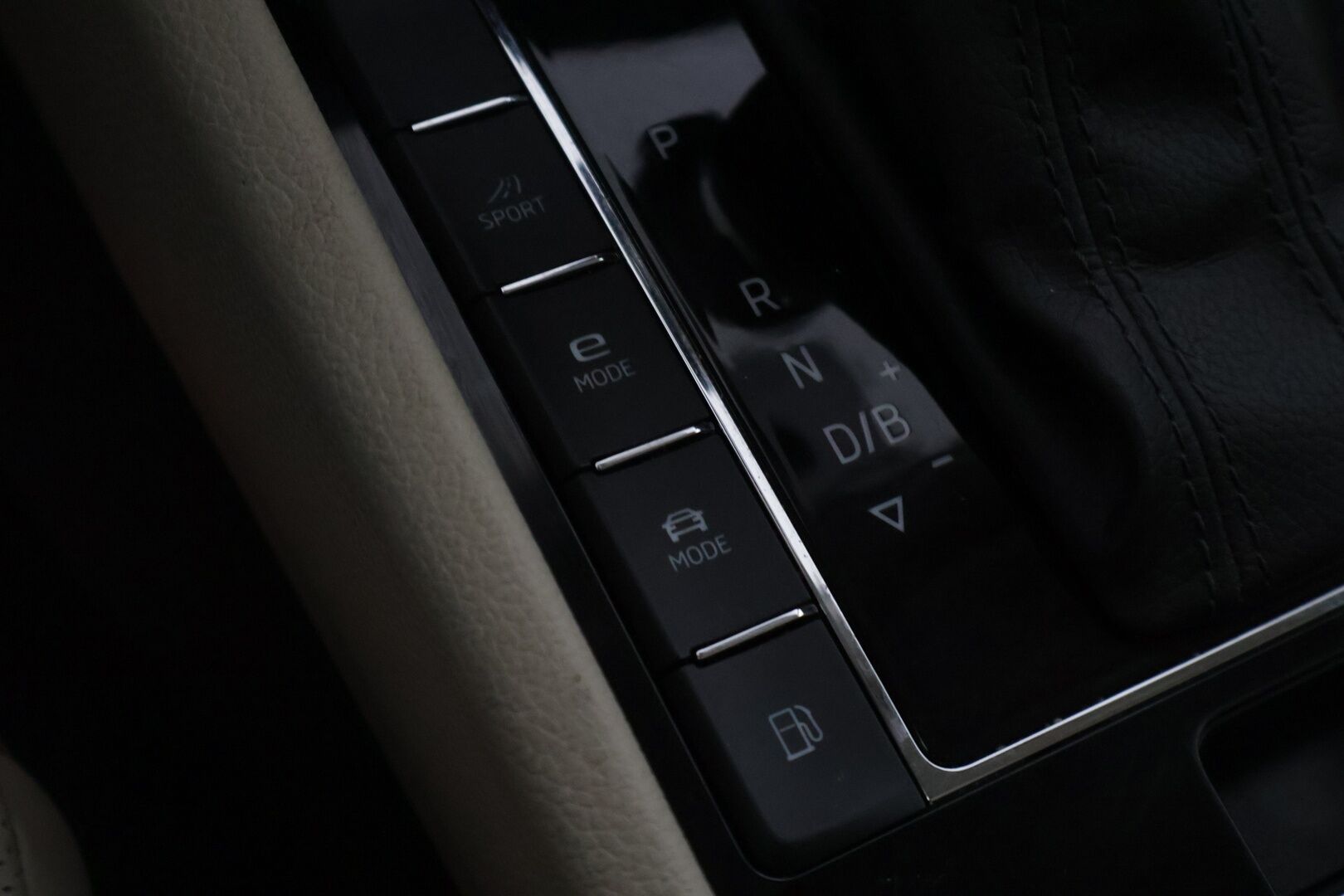 Skoda Superb 2020 Combi 1,4 TSI PHEV L&K iV DSG Aut. - | Webasto | Ilmastoidut Muistipenkit | Panorama | Koukku | Peruutuskamera | Nahat | Adapt.Vakkari | Matrix-LED |