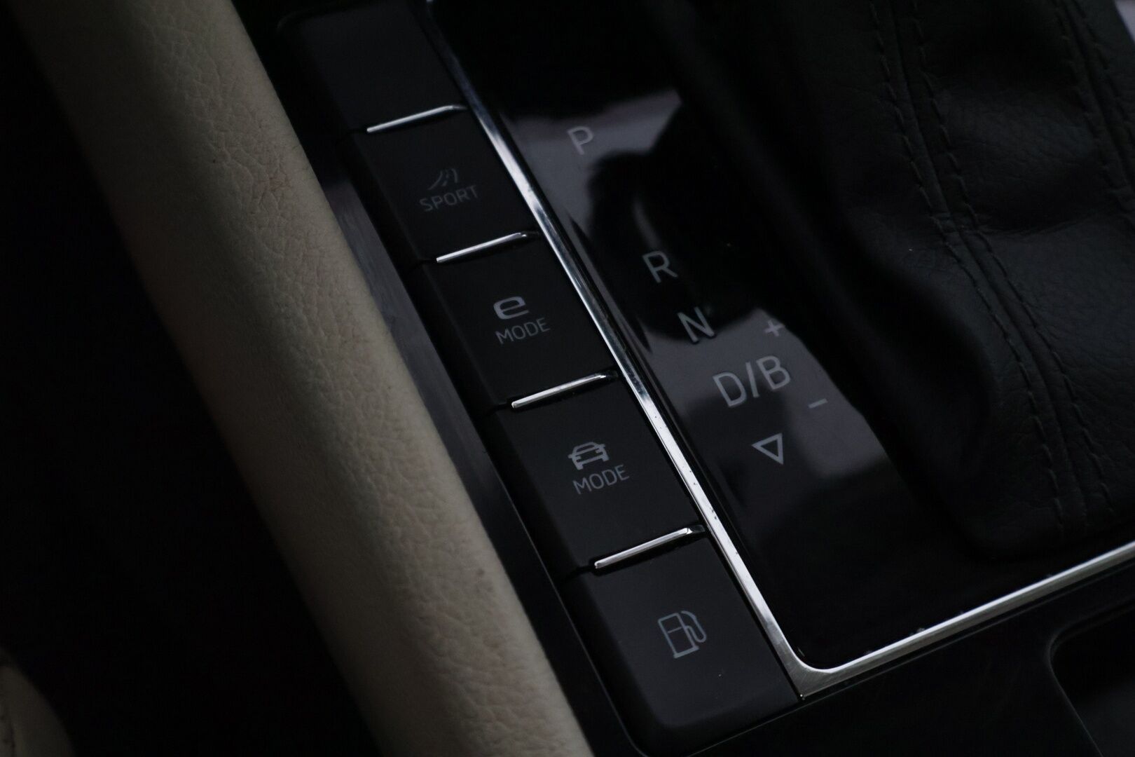 Skoda Superb 2020 Combi 1,4 TSI PHEV L&K iV DSG Aut. - | Webasto | Ilmastoidut Muistipenkit | Panorama | Koukku | Peruutuskamera | Nahat | Adapt.Vakkari | Matrix-LED |