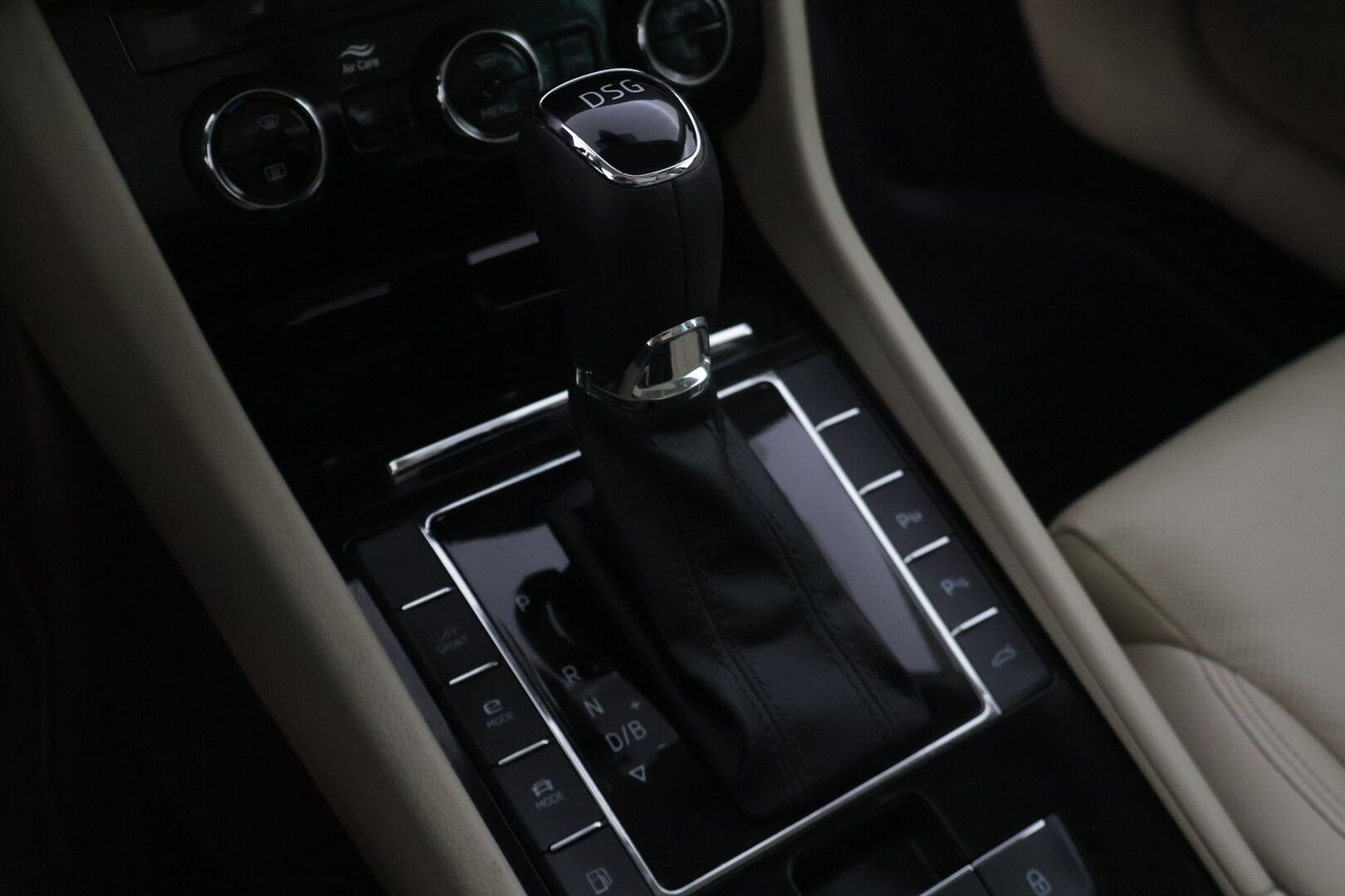 Skoda Superb 2020 Combi 1,4 TSI PHEV L&K iV DSG Aut. - | Webasto | Ilmastoidut Muistipenkit | Panorama | Koukku | Peruutuskamera | Nahat | Adapt.Vakkari | Matrix-LED |