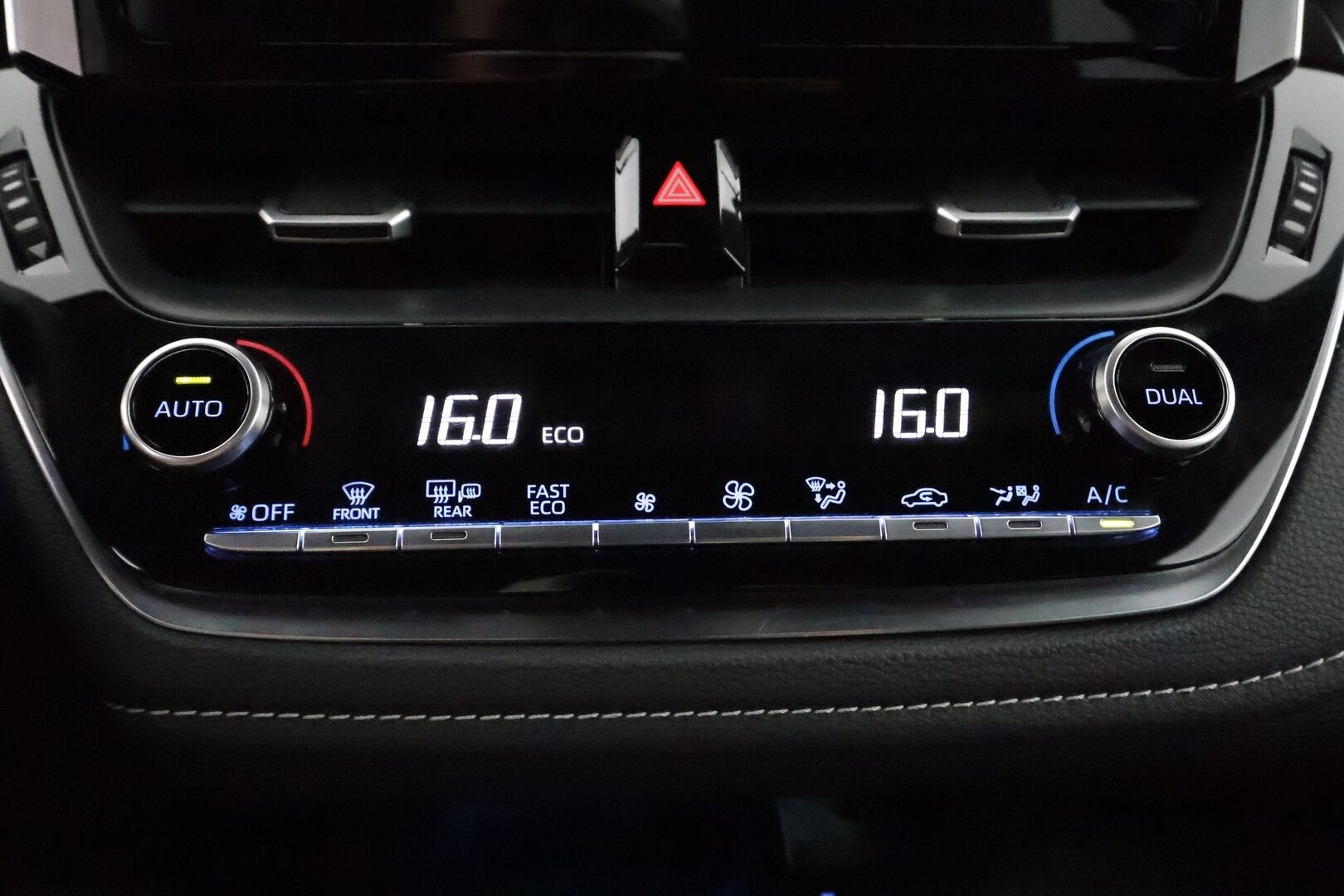 Toyota Corolla 2020 Touring Sports 1,8 Hybrid TREK ** Adapt.Vakkari / P.kamera / LED-valot / Sisätilanlämmitin / Navi / KeylessGO ** - Suomi-auto / Merkkihuollettu / 2x Renkaat 