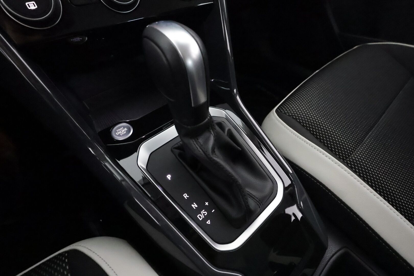 Volkswagen T-Roc 2020 Sport 1,5 TSI EVO 110 kW DSG-automaatti - 1Om Suomiauto / Webasto / Adapt.Vakkari / Digimittari / Adapt.LED / Navi / KeylessGo / Sähköluukku / Hyvin varusteltu!