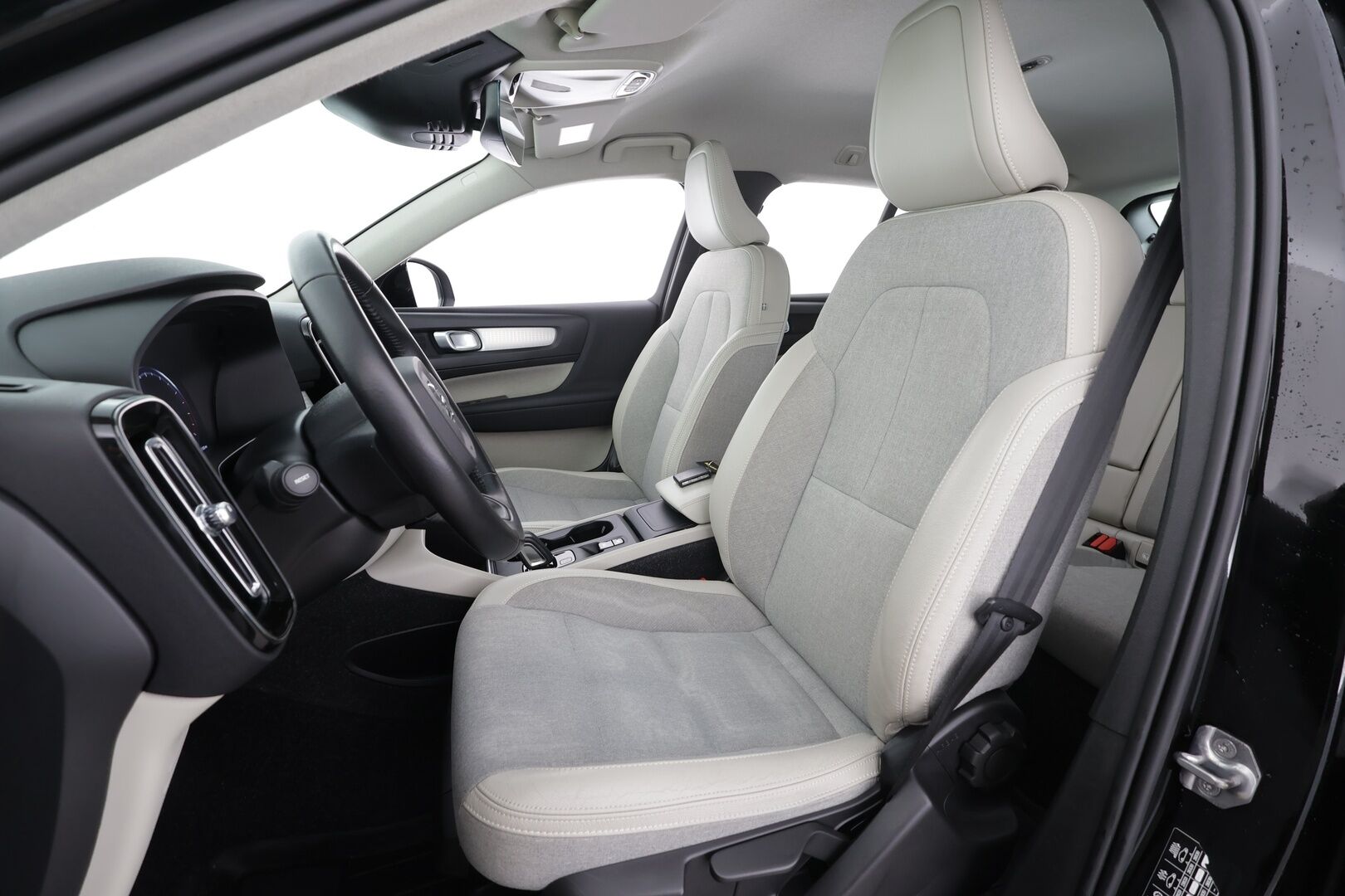 Volvo XC40 2020 T3 Business aut * Webasto / ACC / LED / P.tutkat / Kaistavahti / Keyless * - Suomi-auto / Kahdet renkaat aluvanteilla