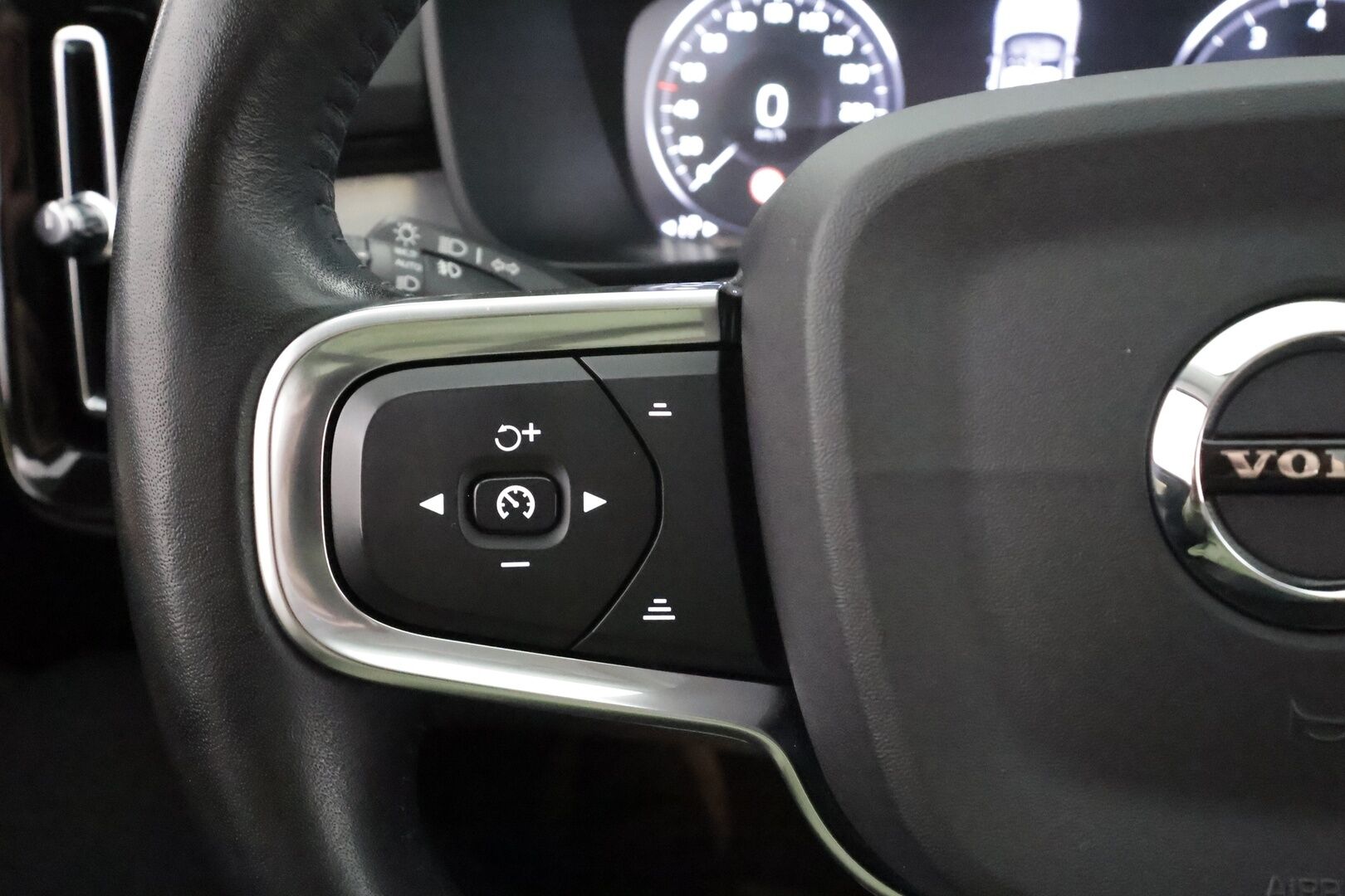 Volvo XC40 2020 T3 Business aut * Webasto / ACC / LED / P.tutkat / Kaistavahti / Keyless * - Suomi-auto / Kahdet renkaat aluvanteilla