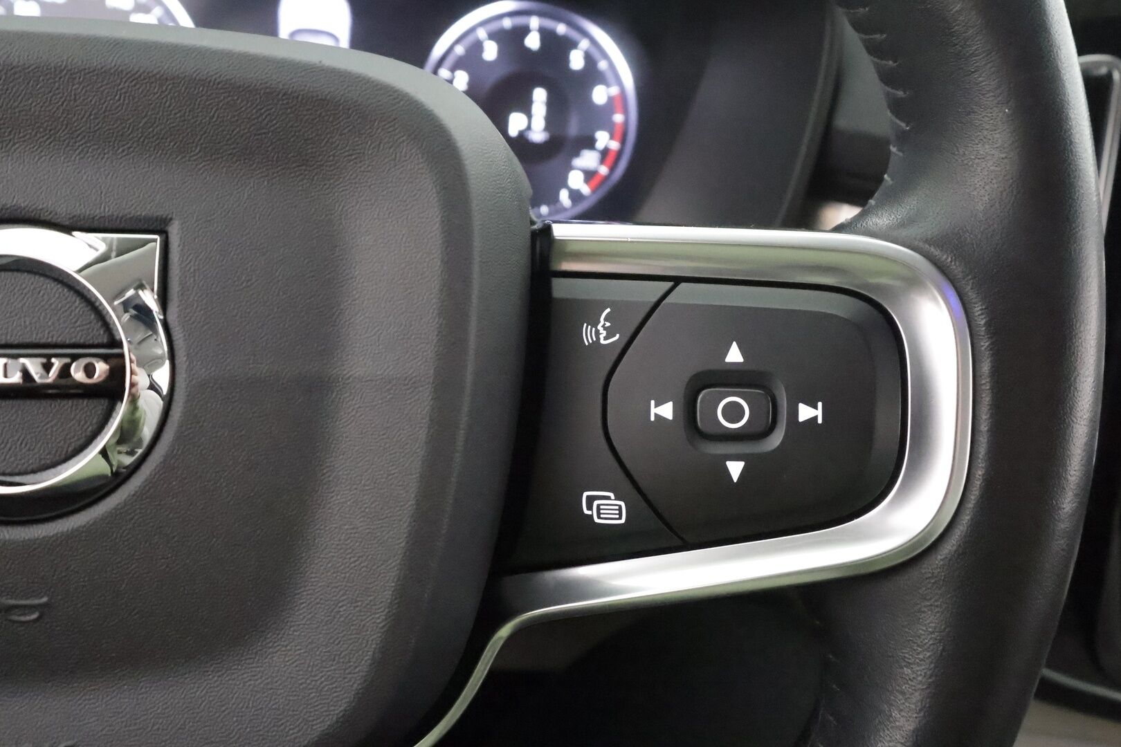 Volvo XC40 2020 T3 Business aut * Webasto / ACC / LED / P.tutkat / Kaistavahti / Keyless * - Suomi-auto / Kahdet renkaat aluvanteilla