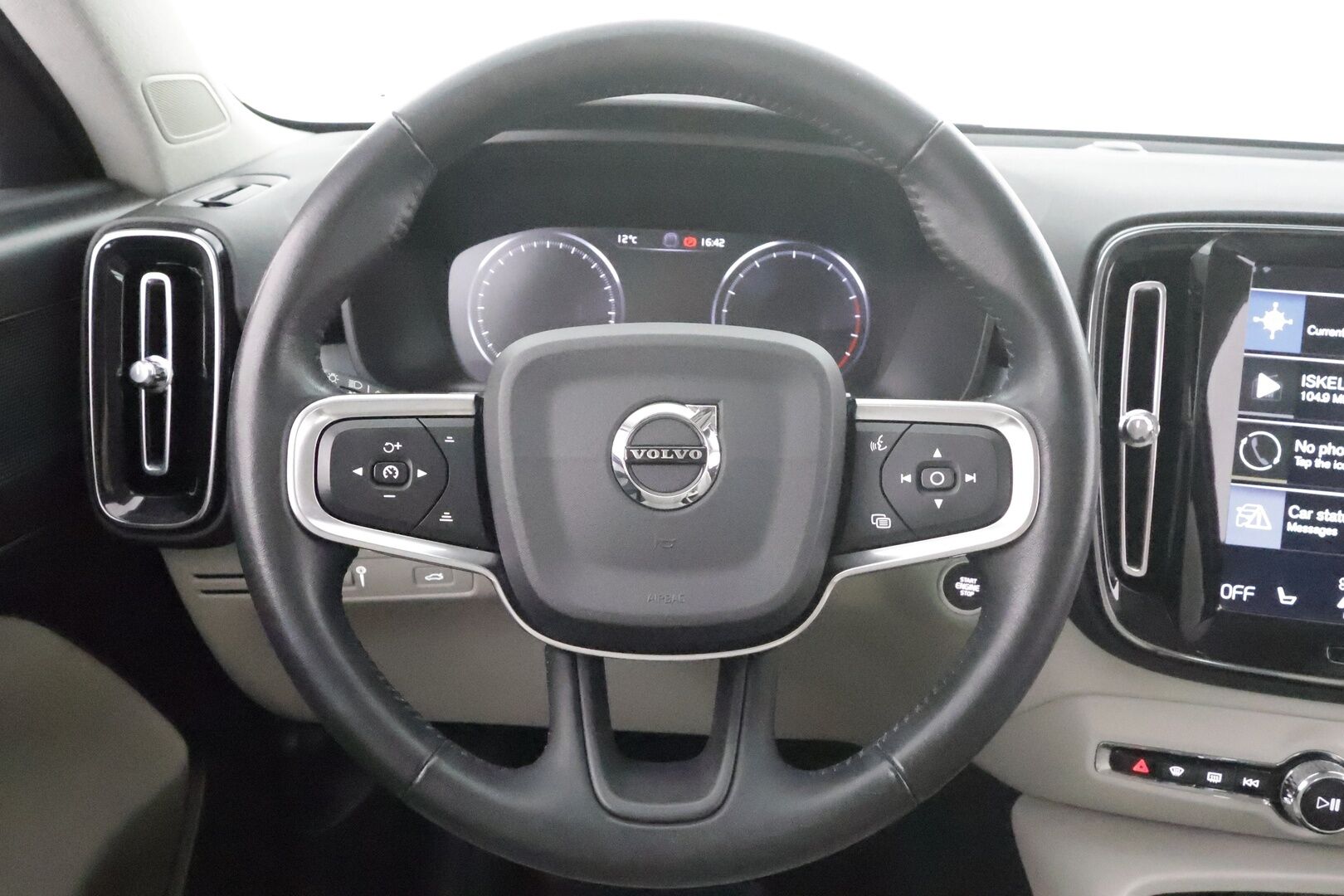 Volvo XC40 2020 T3 Business aut * Webasto / ACC / LED / P.tutkat / Kaistavahti / Keyless * - Suomi-auto / Kahdet renkaat aluvanteilla