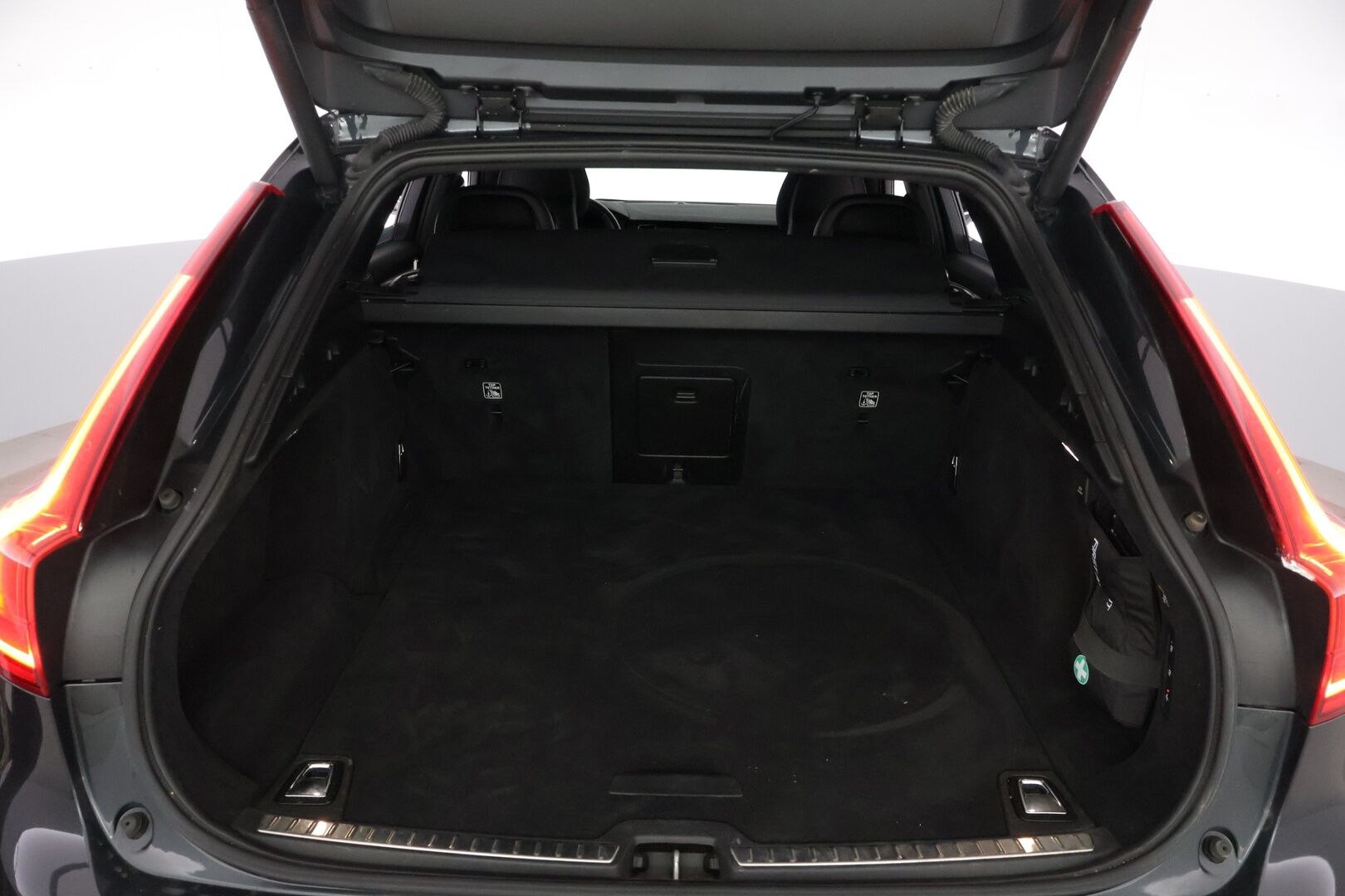 Volvo V90 2017 T8 AWD R-Design aut *Taittuva Koukku / Webasto / Crystal Vaihteen valitsin** - *Tilava / Taloudellinen / Farmari* - HULLUT BLACKWEEK JATKOT - KORKOTARJOUS 2,49%