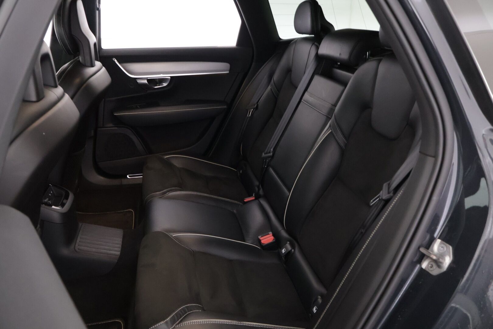 Volvo V90 2017 T8 AWD R-Design aut *Taittuva Koukku / Webasto / Crystal Vaihteen valitsin** - *Tilava / Taloudellinen / Farmari* - HULLUT BLACKWEEK JATKOT - KORKOTARJOUS 2,49%