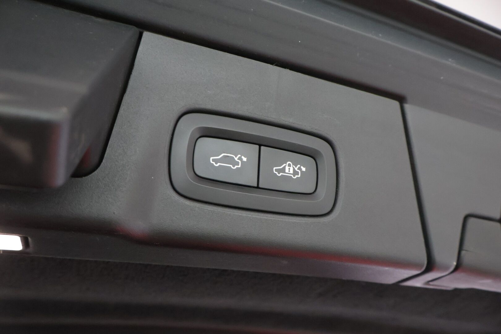 Volvo V90 2018 T8 AWD R-Design aut * Vetokoukku / Webasto / SoH 84.4% * - *Juuri katsastettu! / Akku kuntotarkastettu / Hyvät Renkaat*