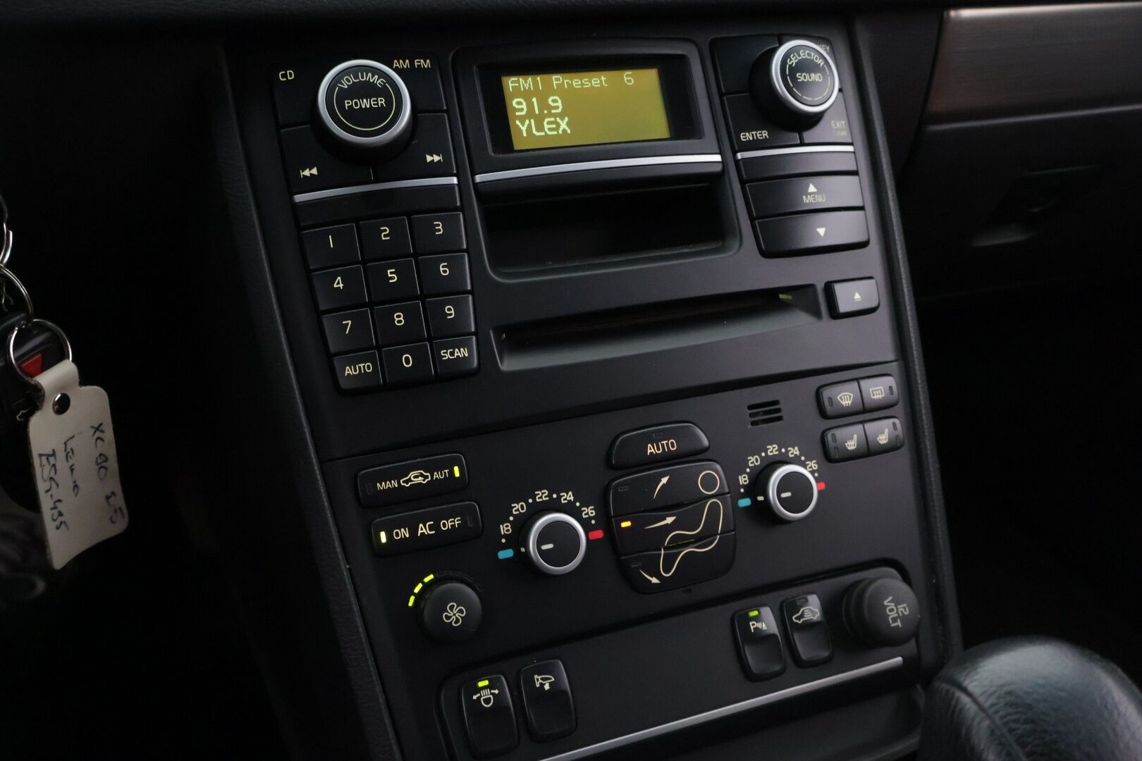 Volvo XC90 2008 D5 Summum 5-paikkanen aut / Webasto / Muistipenkki / Vakkari / Nahkasisusta / Koukku / Aut. Ilmastointi / Peruutustutka - *MYYDÄÄN HUUTOKAUPAT.COM* / 2x renkaat aluvanteilla / Huoltokirja / Huippuvarusteet / Jylhä vitoskone!