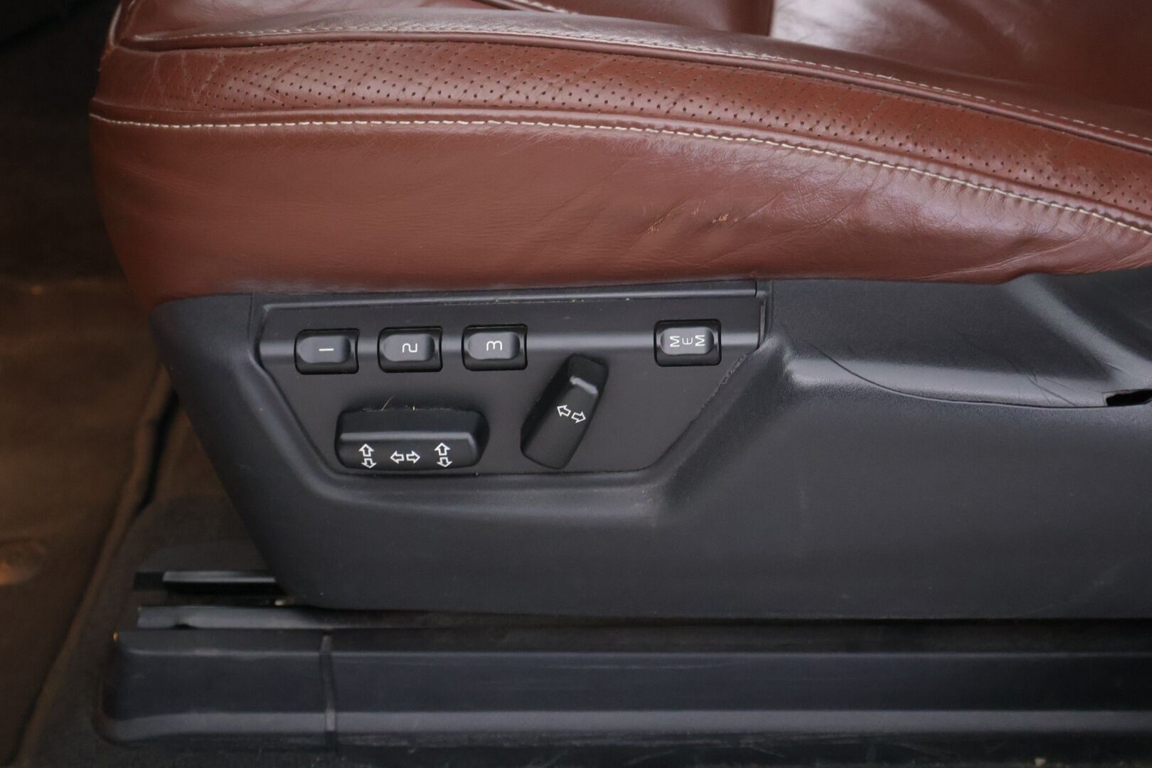 Volvo XC90 2008 D5 Summum 5-paikkanen aut / Webasto / Muistipenkki / Vakkari / Nahkasisusta / Koukku / Aut. Ilmastointi / Peruutustutka - *MYYDÄÄN HUUTOKAUPAT.COM* / 2x renkaat aluvanteilla / Huoltokirja / Huippuvarusteet / Jylhä vitoskone!