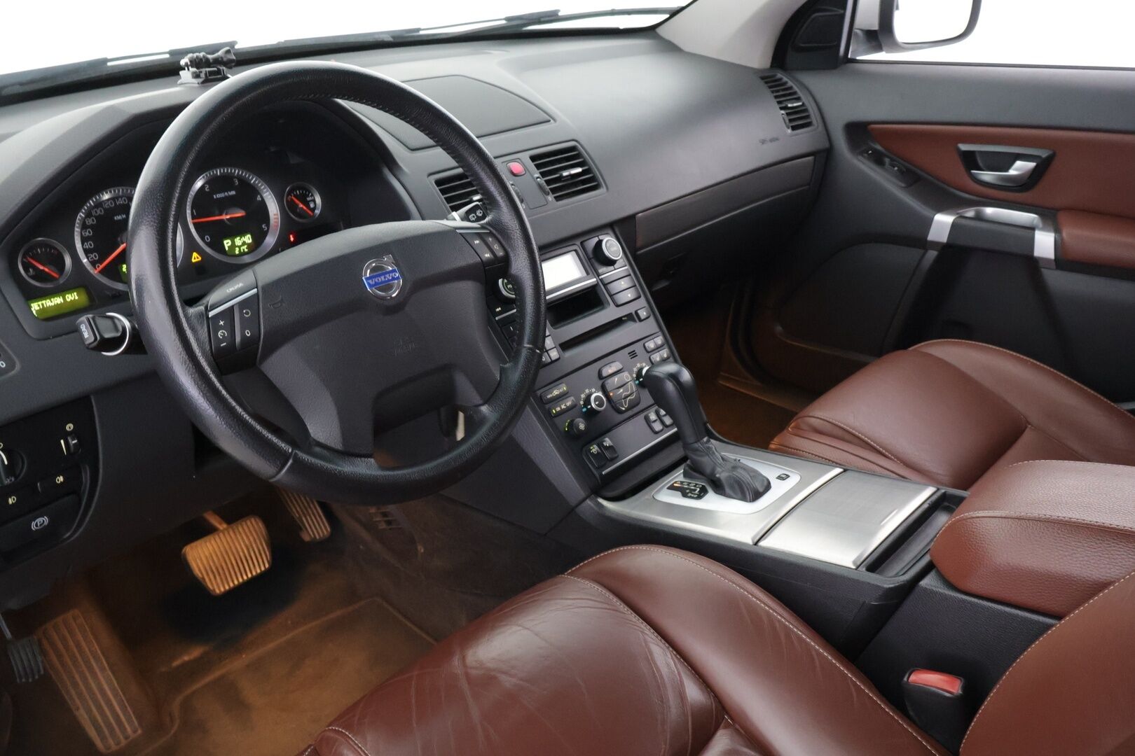 Volvo XC90 2008 D5 Summum 5-paikkanen aut / Webasto / Muistipenkki / Vakkari / Nahkasisusta / Koukku / Aut. Ilmastointi / Peruutustutka - *MYYDÄÄN HUUTOKAUPAT.COM* / 2x renkaat aluvanteilla / Huoltokirja / Huippuvarusteet / Jylhä vitoskone!