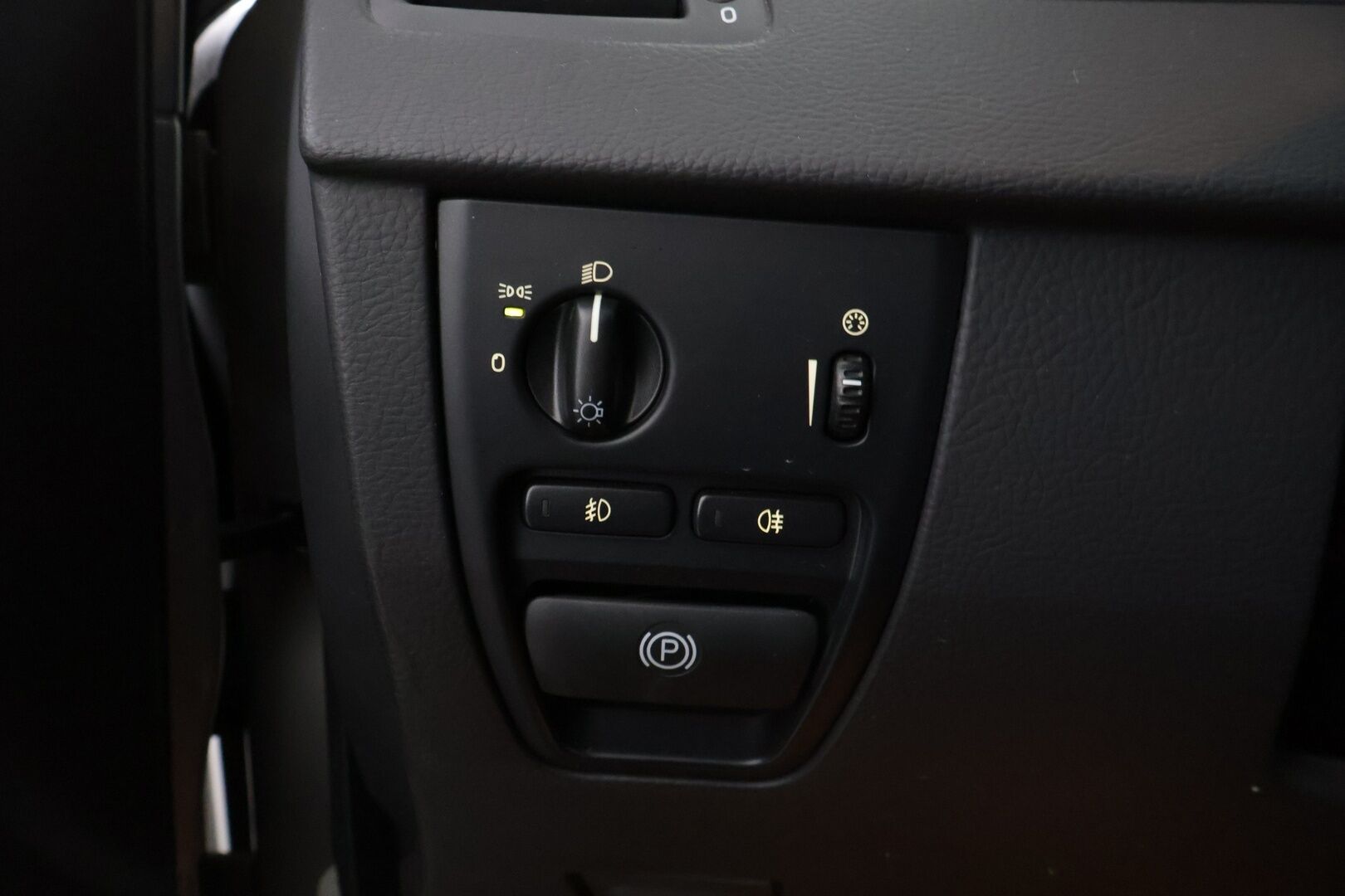 Volvo XC90 2008 D5 Summum 5-paikkanen aut / Webasto / Muistipenkki / Vakkari / Nahkasisusta / Koukku / Aut. Ilmastointi / Peruutustutka - *MYYDÄÄN HUUTOKAUPAT.COM* / 2x renkaat aluvanteilla / Huoltokirja / Huippuvarusteet / Jylhä vitoskone!