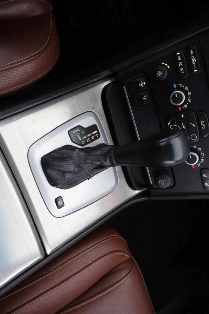 Volvo XC90 2008 D5 Summum 5-paikkanen aut / Webasto / Muistipenkki / Vakkari / Nahkasisusta / Koukku / Aut. Ilmastointi / Peruutustutka - *MYYDÄÄN HUUTOKAUPAT.COM* / 2x renkaat aluvanteilla / Huoltokirja / Huippuvarusteet / Jylhä vitoskone!