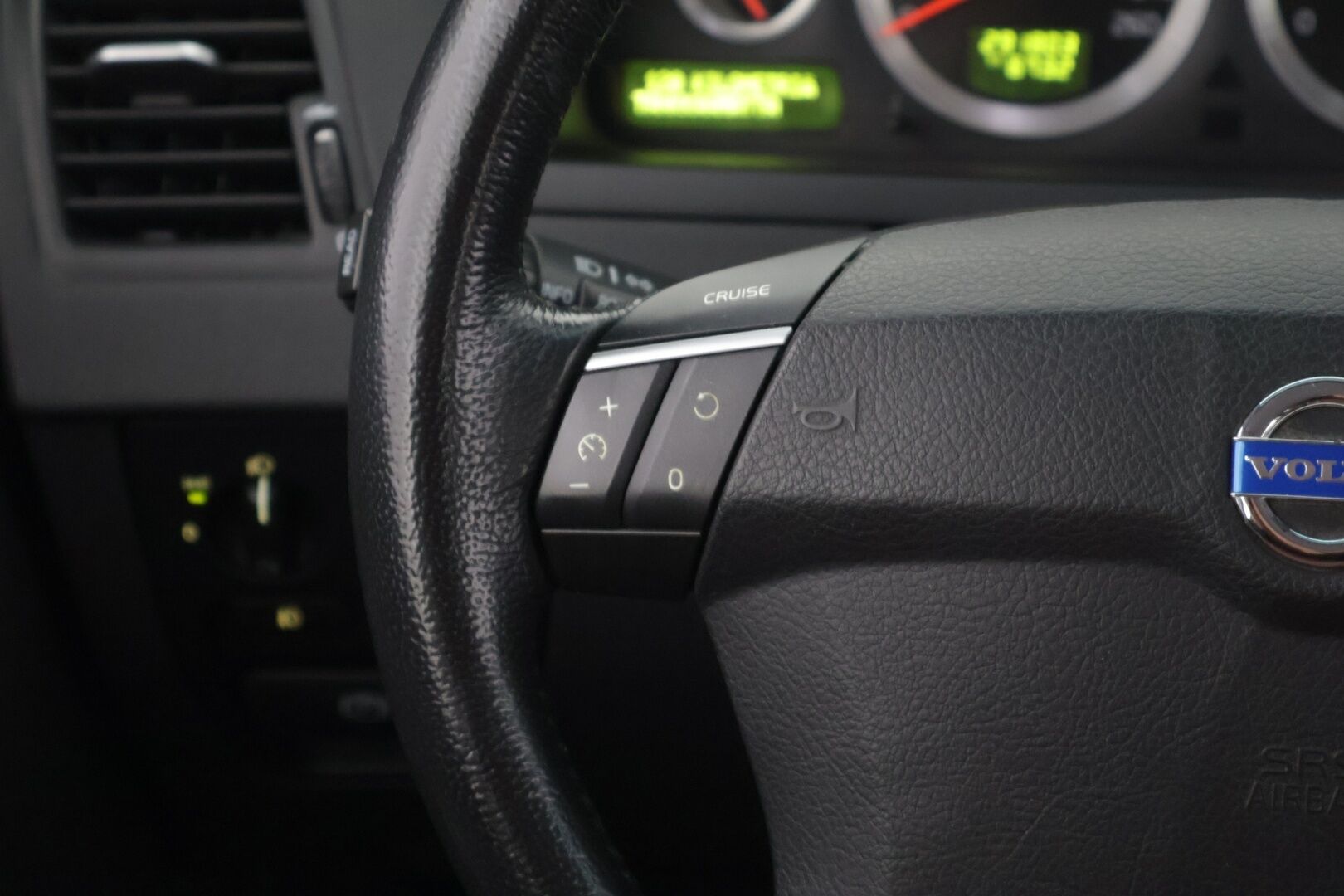 Volvo XC90 2008 D5 Summum 5-paikkanen aut / Webasto / Muistipenkki / Vakkari / Nahkasisusta / Koukku / Aut. Ilmastointi / Peruutustutka - *MYYDÄÄN HUUTOKAUPAT.COM* / 2x renkaat aluvanteilla / Huoltokirja / Huippuvarusteet / Jylhä vitoskone!