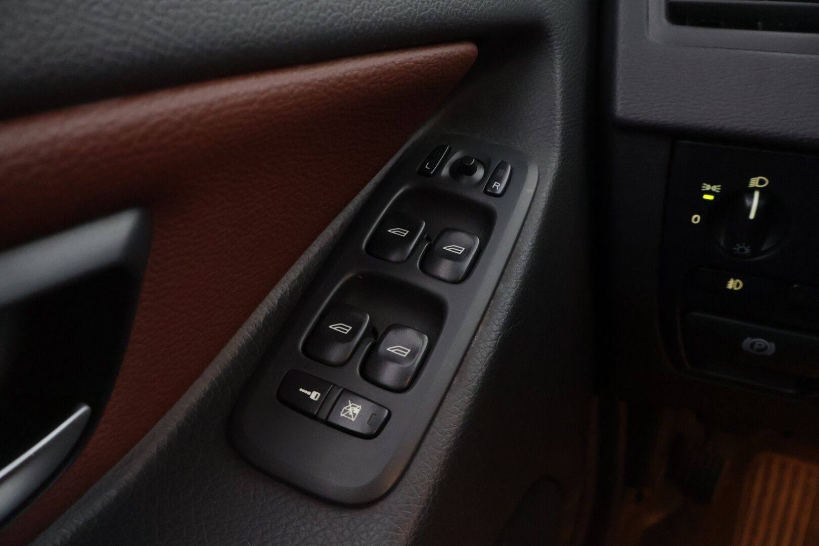Volvo XC90 2008 D5 Summum 5-paikkanen aut / Webasto / Muistipenkki / Vakkari / Nahkasisusta / Koukku / Aut. Ilmastointi / Peruutustutka - *MYYDÄÄN HUUTOKAUPAT.COM* / 2x renkaat aluvanteilla / Huoltokirja / Huippuvarusteet / Jylhä vitoskone!