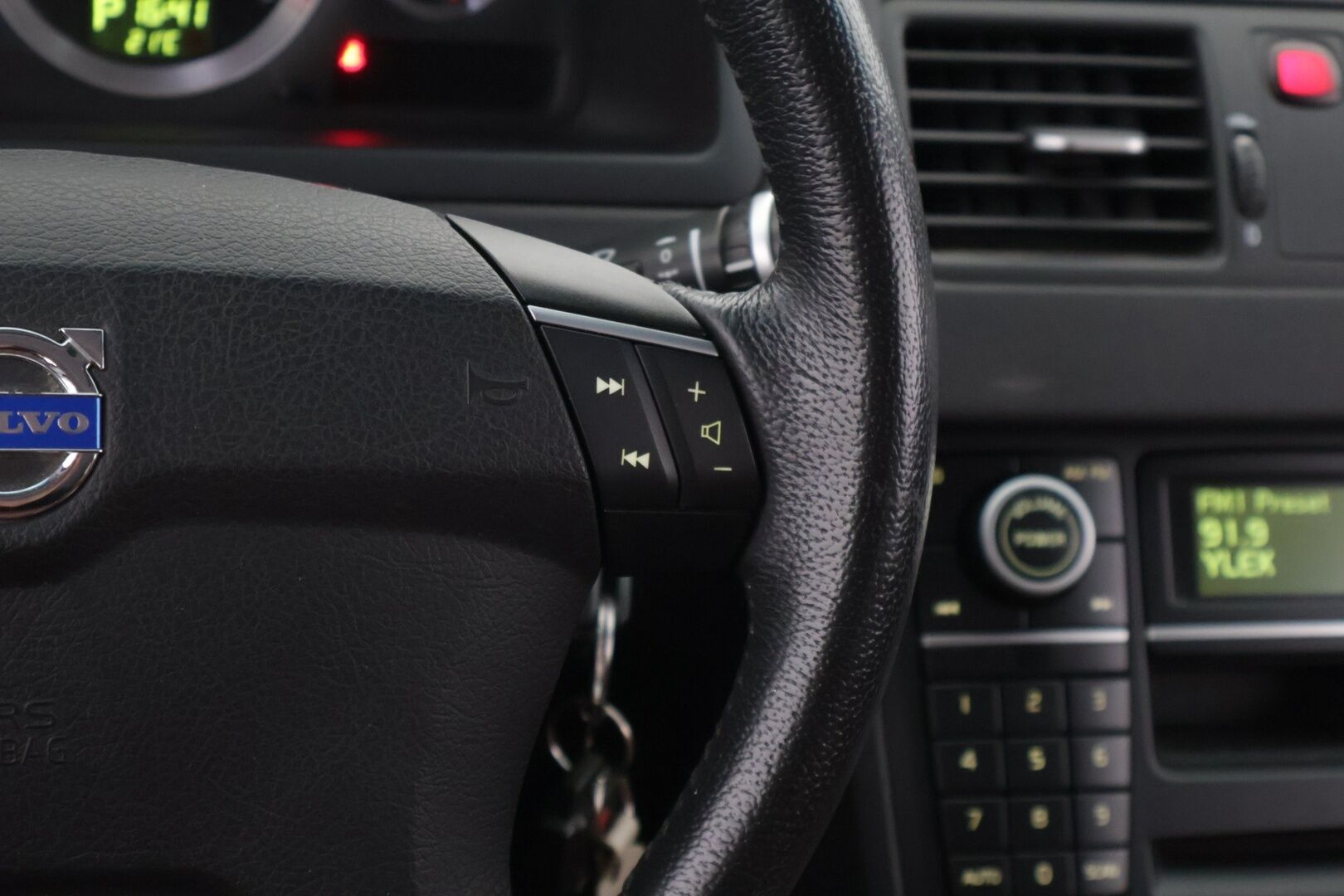 Volvo XC90 2008 D5 Summum 5-paikkanen aut / Webasto / Muistipenkki / Vakkari / Nahkasisusta / Koukku / Aut. Ilmastointi / Peruutustutka - *MYYDÄÄN HUUTOKAUPAT.COM* / 2x renkaat aluvanteilla / Huoltokirja / Huippuvarusteet / Jylhä vitoskone!