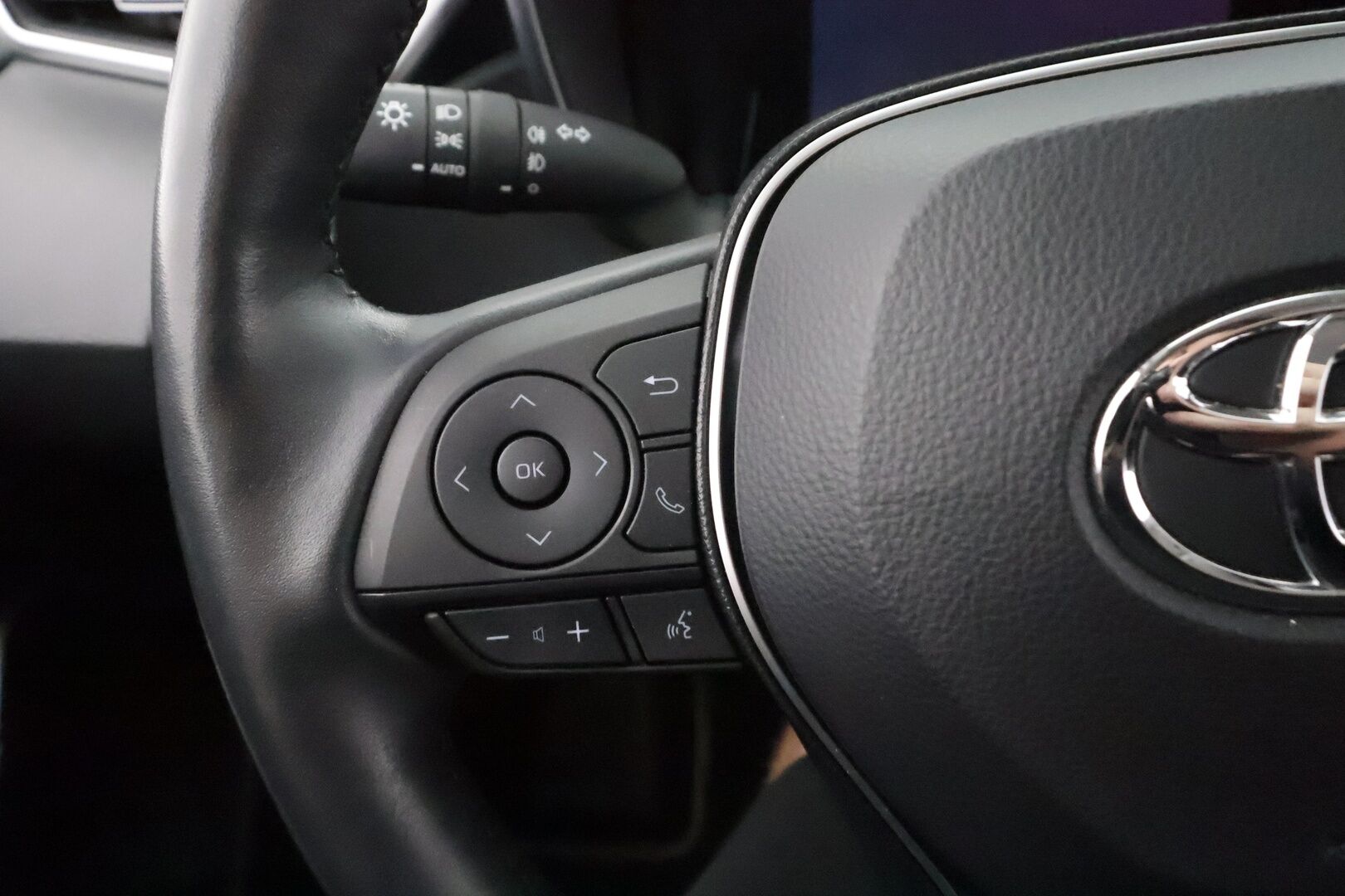 Toyota Corolla 2020 Sedan 1,8 Hybrid Premium Business - | HUD | ACC | LED | P.Kamera | Navi | Katveavustin | Keyless | Lohkolämmitin | Nahkaverhoilu | Kaistavahti | 1-om Suomi-auto | Kahdet renkaat |