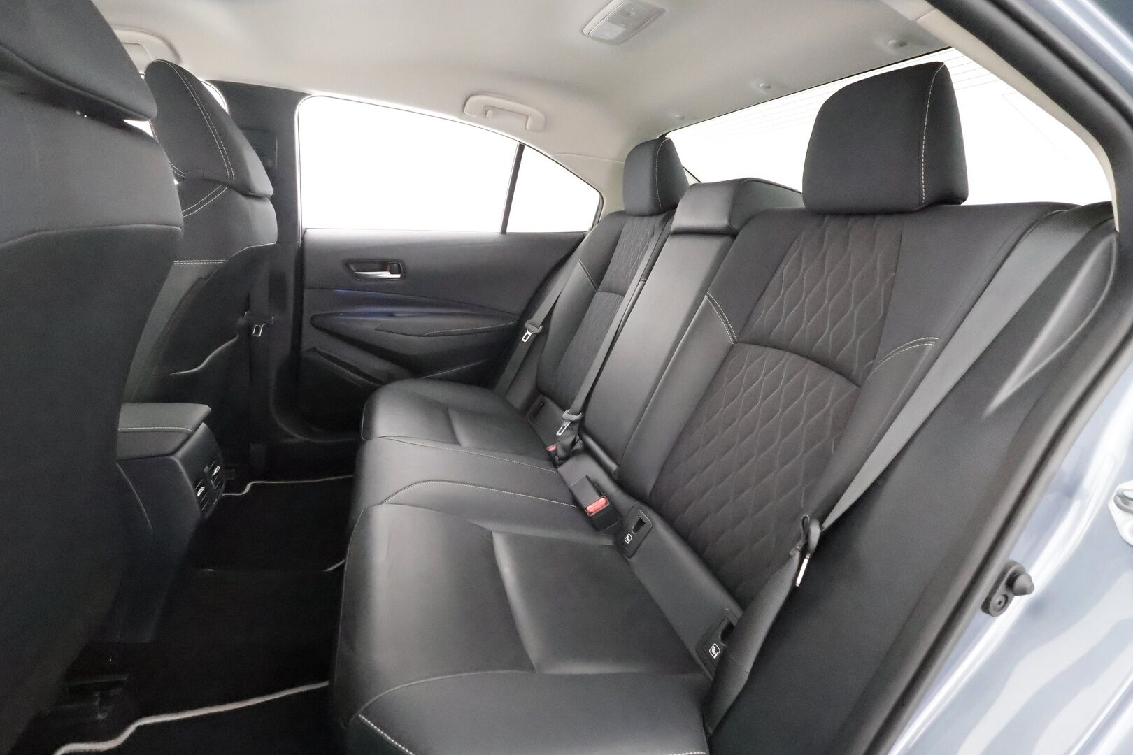 Toyota Corolla 2020 Sedan 1,8 Hybrid Premium Business - | HUD | ACC | LED | P.Kamera | Navi | Katveavustin | Keyless | Lohkolämmitin | Nahkaverhoilu | Kaistavahti | 1-om Suomi-auto | Kahdet renkaat |