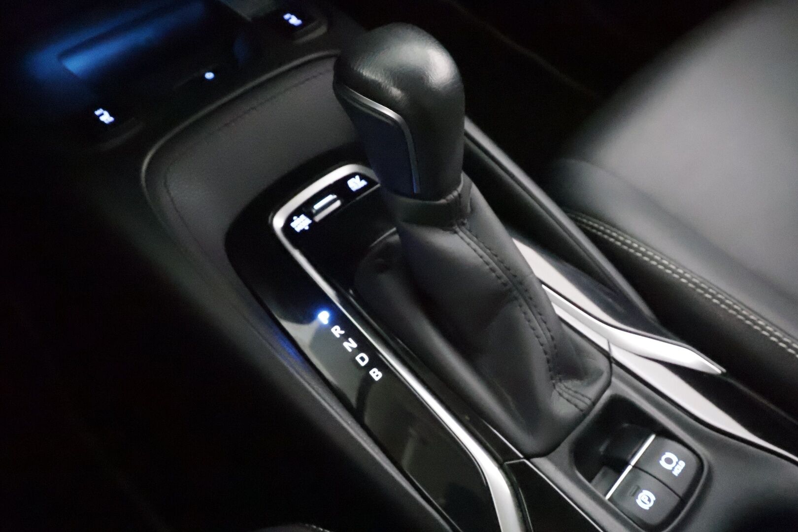 Toyota Corolla 2020 Sedan 1,8 Hybrid Premium Business - | HUD | ACC | LED | P.Kamera | Navi | Katveavustin | Keyless | Lohkolämmitin | Nahkaverhoilu | Kaistavahti | 1-om Suomi-auto | Kahdet renkaat |