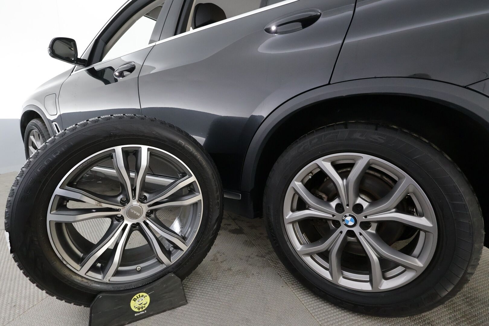 BMW X5 2020 G05 xDrive45e A * Ilma-alusta / Koukku / LED / Comfort-penkit Muistilla / P.Kamera / H&K / Navi / Comfort Access * - 2x Latauskaapelit / Kahdet renkaat aluvanteilla