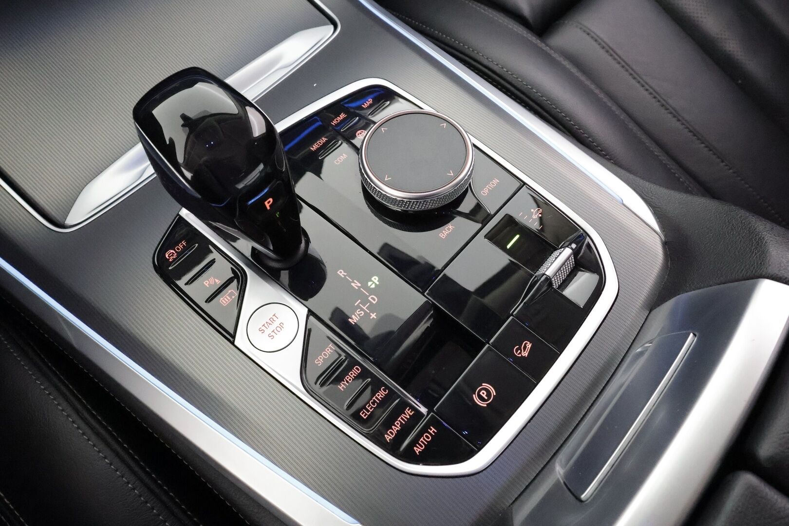 BMW X5 2020 G05 xDrive45e A * Ilma-alusta / Koukku / LED / Comfort-penkit Muistilla / P.Kamera / H&K / Navi / Comfort Access * - 2x Latauskaapelit / Kahdet renkaat aluvanteilla