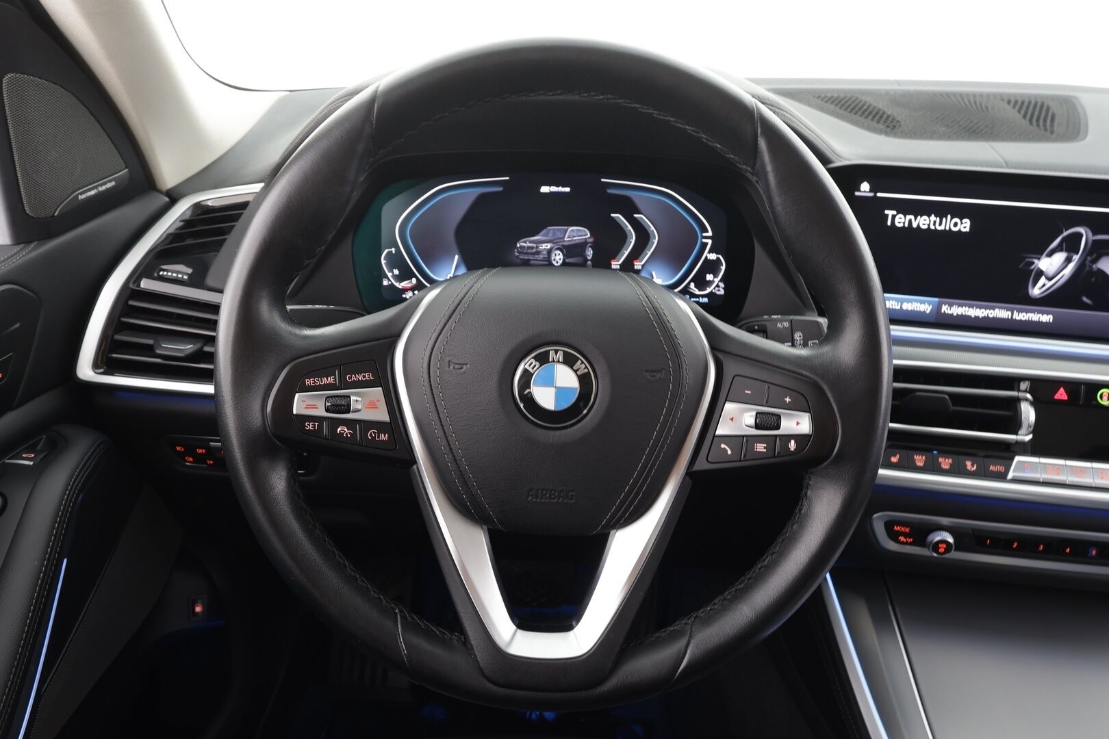 BMW X5 2020 G05 xDrive45e A * Ilma-alusta / Koukku / LED / Comfort-penkit Muistilla / P.Kamera / H&K / Navi / Comfort Access * - 2x Latauskaapelit / Kahdet renkaat aluvanteilla