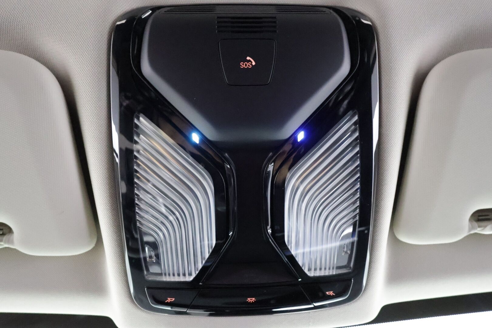 BMW X5 2020 G05 xDrive45e A * Ilma-alusta / Koukku / LED / Comfort-penkit Muistilla / P.Kamera / H&K / Navi / Comfort Access * - 2x Latauskaapelit / Kahdet renkaat aluvanteilla