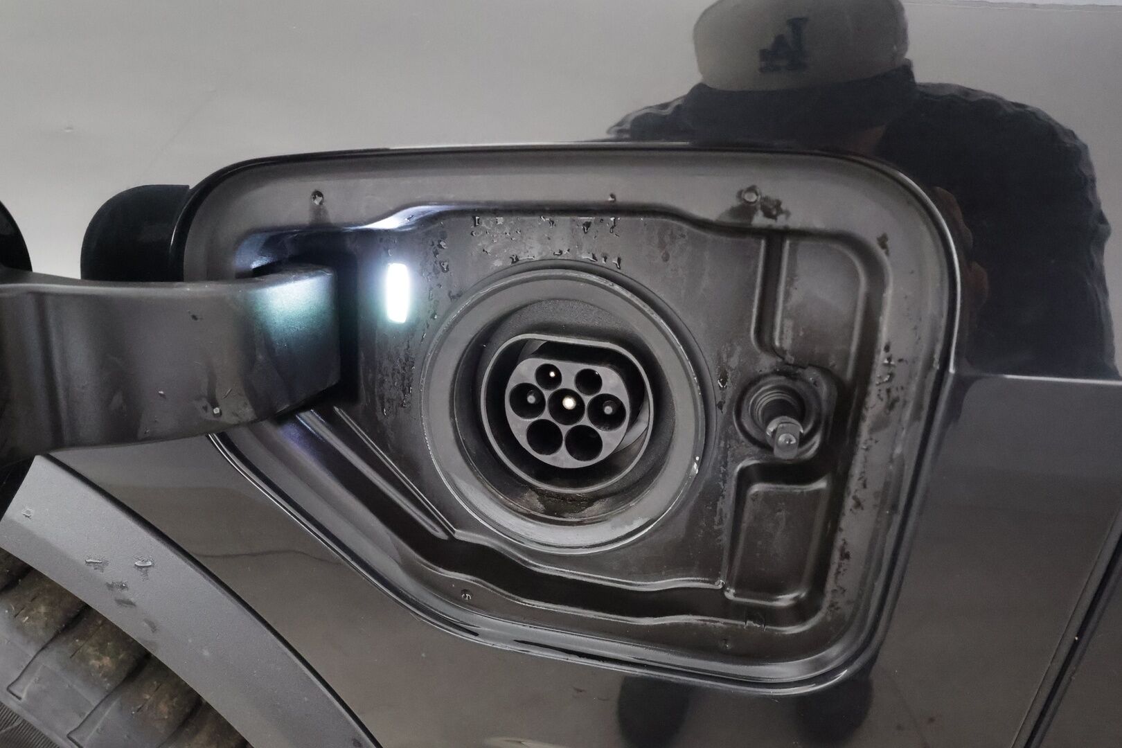 BMW X5 2020 G05 xDrive45e A * Vetokoukku / ACC / Harman&Kardon / Comfort Penkit Muistilla / Ilma-Alusta / LED / Comfort Access / Navi! - 2x Latauskaapelit / Kahdet renkaat aluvanteilla / Akku kuntotarkastettu!