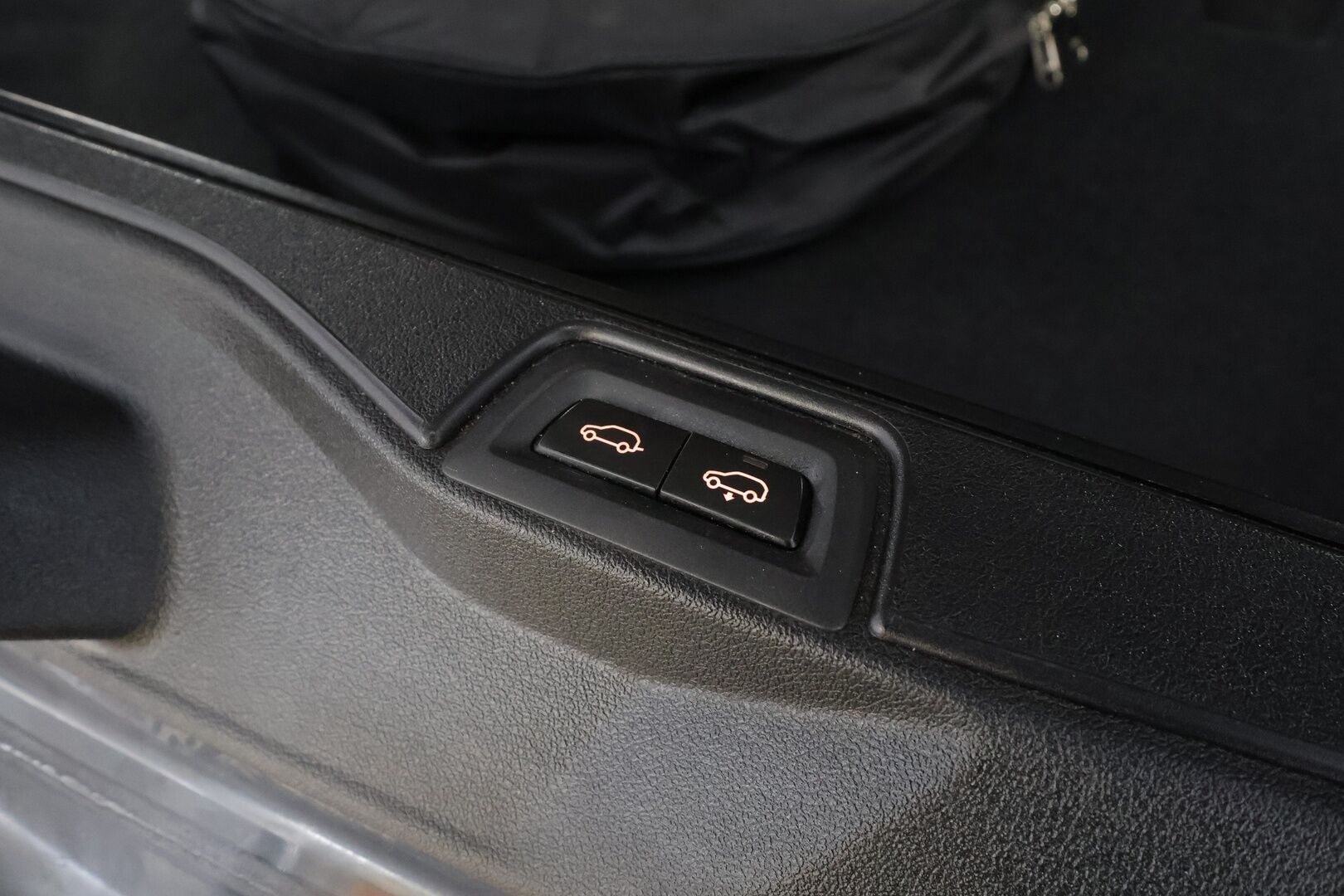 BMW X5 2020 G05 xDrive45e A * Ilma-alusta / Koukku / LED / Comfort-penkit Muistilla / P.Kamera / H&K / Navi / Comfort Access * - 2x Latauskaapelit / Kahdet renkaat aluvanteilla