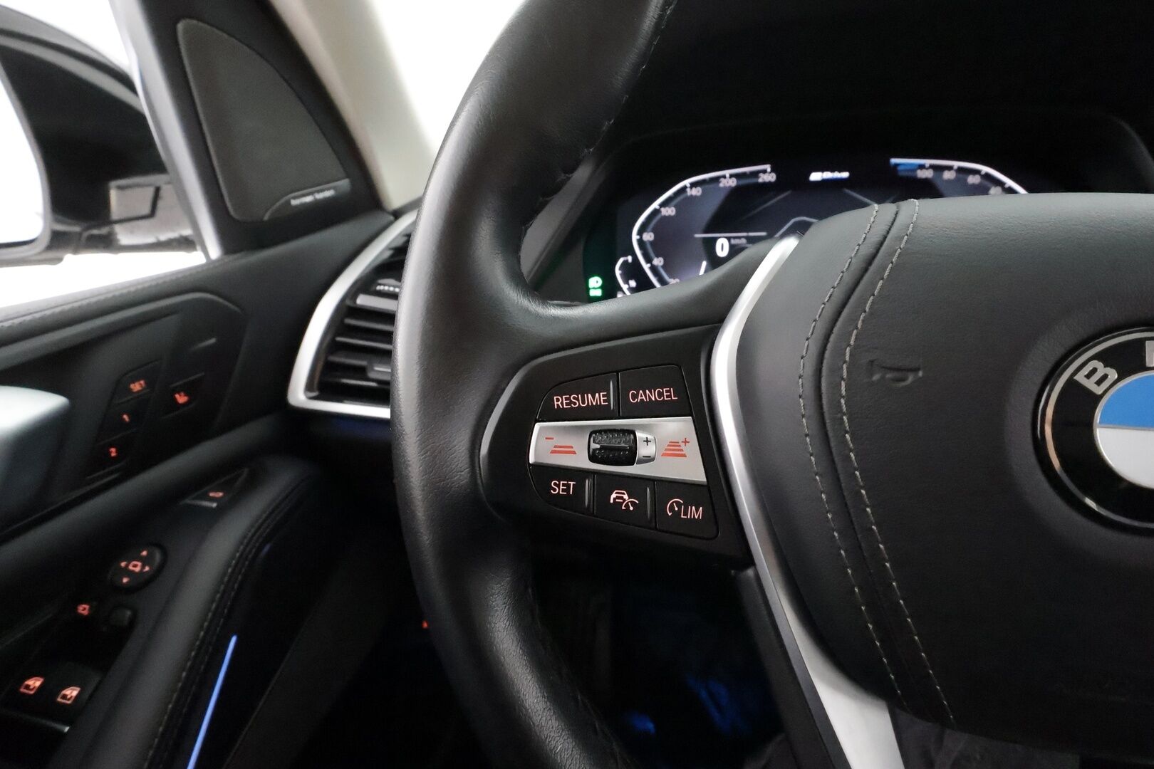 BMW X5 2020 G05 xDrive45e A * Ilma-alusta / Koukku / LED / Comfort-penkit Muistilla / P.Kamera / H&K / Navi / Comfort Access * - 2x Latauskaapelit / Kahdet renkaat aluvanteilla