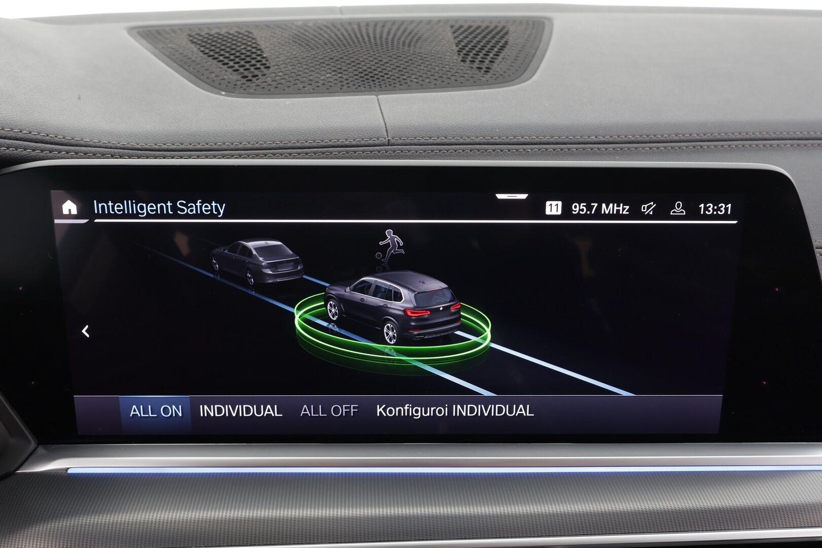 BMW X5 2020 G05 xDrive45e A * Ilma-alusta / Koukku / LED / Comfort-penkit Muistilla / P.Kamera / H&K / Navi / Comfort Access * - 2x Latauskaapelit / Kahdet renkaat aluvanteilla