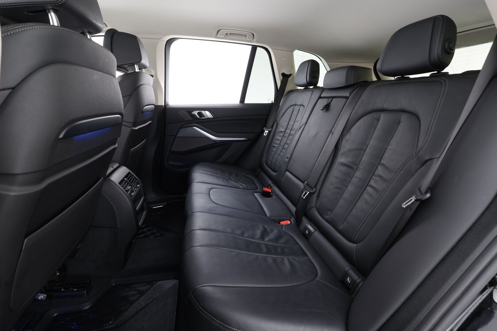 BMW X5 2020 G05 xDrive45e A * Ilma-alusta / Koukku / LED / Comfort-penkit Muistilla / P.Kamera / H&K / Navi / Comfort Access * - 2x Latauskaapelit / Kahdet renkaat aluvanteilla