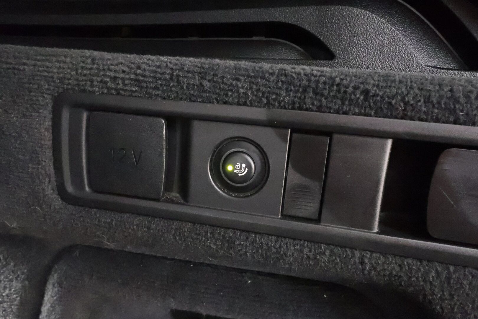 BMW X5 2020 G05 xDrive45e A * Ilma-alusta / Koukku / LED / Comfort-penkit Muistilla / P.Kamera / H&K / Navi / Comfort Access * - 2x Latauskaapelit / Kahdet renkaat aluvanteilla