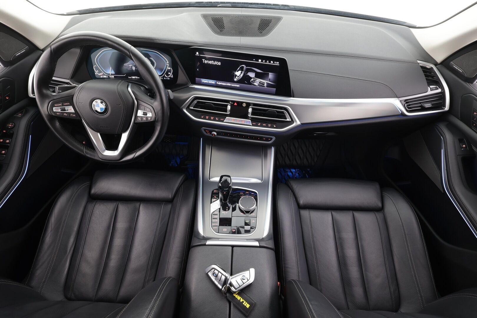 BMW X5 2020 G05 xDrive45e A * Ilma-alusta / Koukku / LED / Comfort-penkit Muistilla / P.Kamera / H&K / Navi / Comfort Access * - 2x Latauskaapelit / Kahdet renkaat aluvanteilla