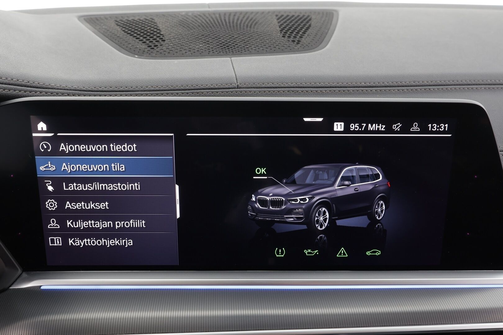 BMW X5 2020 G05 xDrive45e A * Ilma-alusta / Koukku / LED / Comfort-penkit Muistilla / P.Kamera / H&K / Navi / Comfort Access * - 2x Latauskaapelit / Kahdet renkaat aluvanteilla