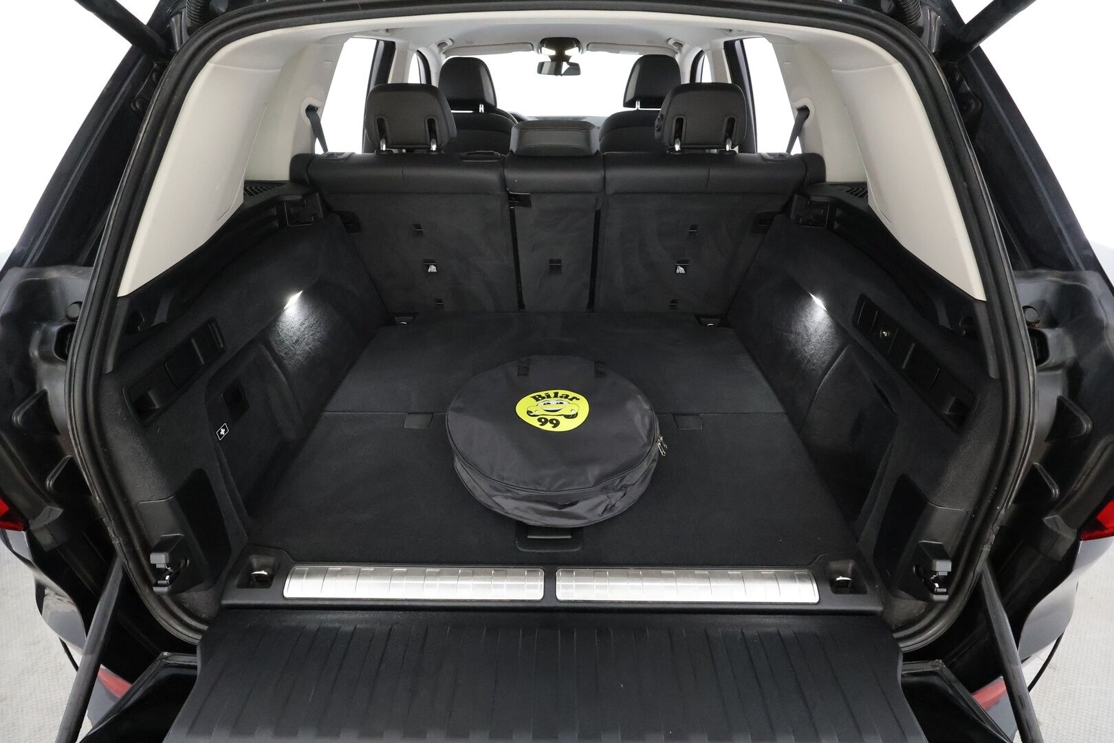 BMW X5 2020 G05 xDrive45e A * Ilma-alusta / Koukku / LED / Comfort-penkit Muistilla / P.Kamera / H&K / Navi / Comfort Access * - 2x Latauskaapelit / Kahdet renkaat aluvanteilla