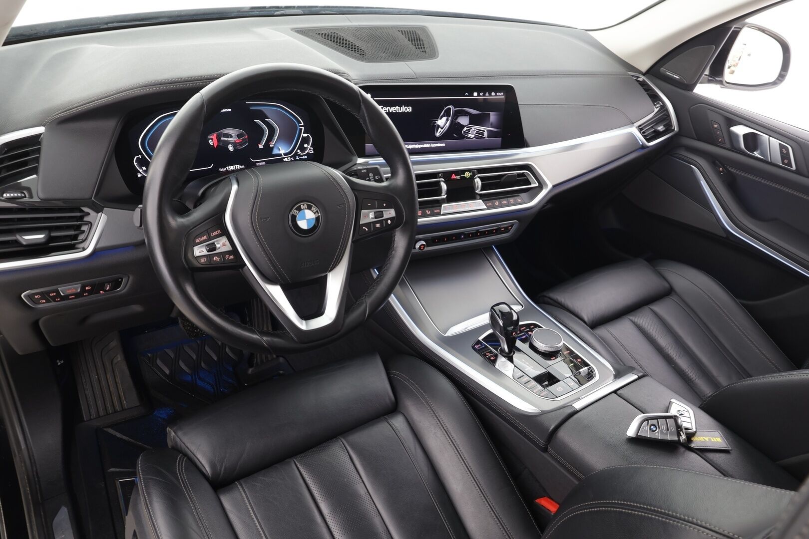 BMW X5 2020 G05 xDrive45e A * Ilma-alusta / Koukku / LED / Comfort-penkit Muistilla / P.Kamera / H&K / Navi / Comfort Access * - 2x Latauskaapelit / Kahdet renkaat aluvanteilla