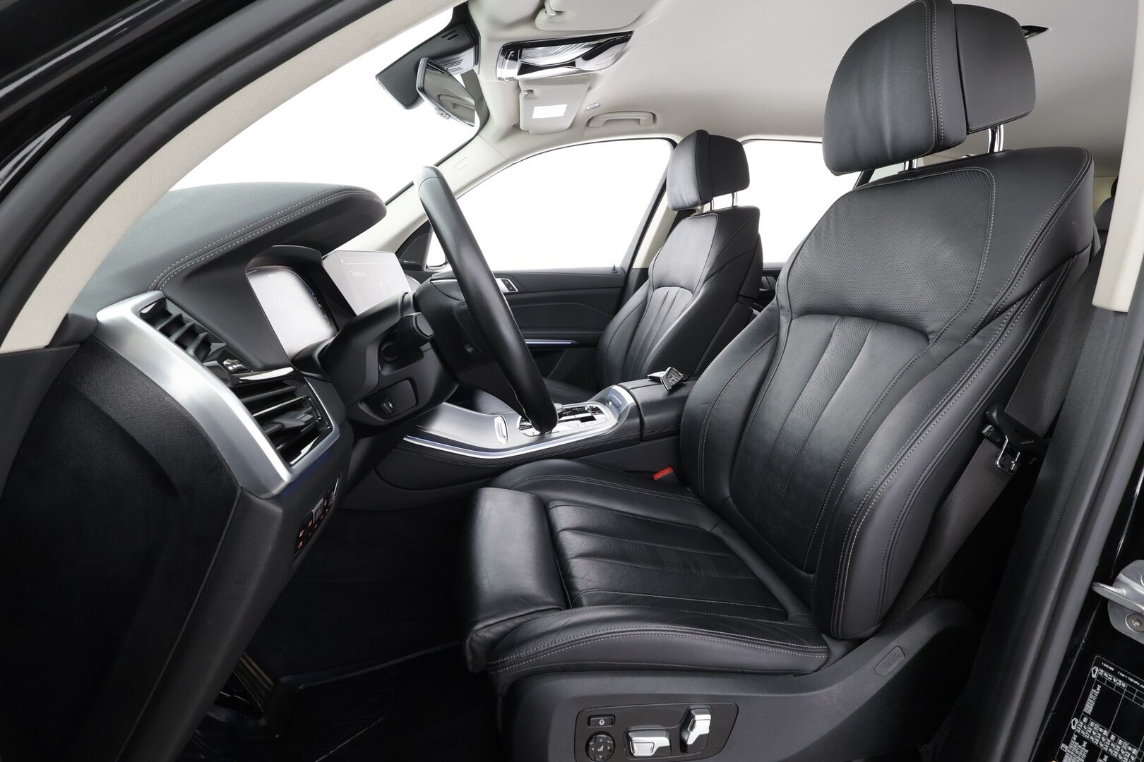 BMW X5 2020 G05 xDrive45e A * Ilma-alusta / Koukku / LED / Comfort-penkit Muistilla / P.Kamera / H&K / Navi / Comfort Access * - 2x Latauskaapelit / Kahdet renkaat aluvanteilla