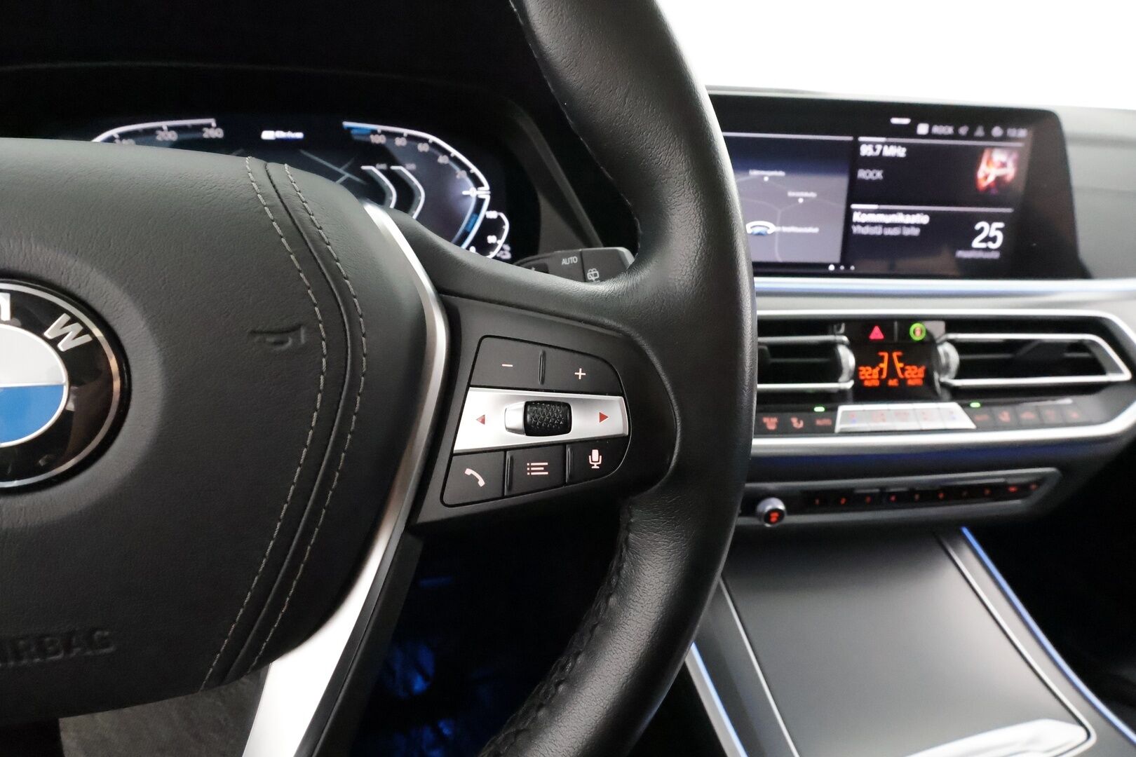 BMW X5 2020 G05 xDrive45e A * Ilma-alusta / Koukku / LED / Comfort-penkit Muistilla / P.Kamera / H&K / Navi / Comfort Access * - 2x Latauskaapelit / Kahdet renkaat aluvanteilla