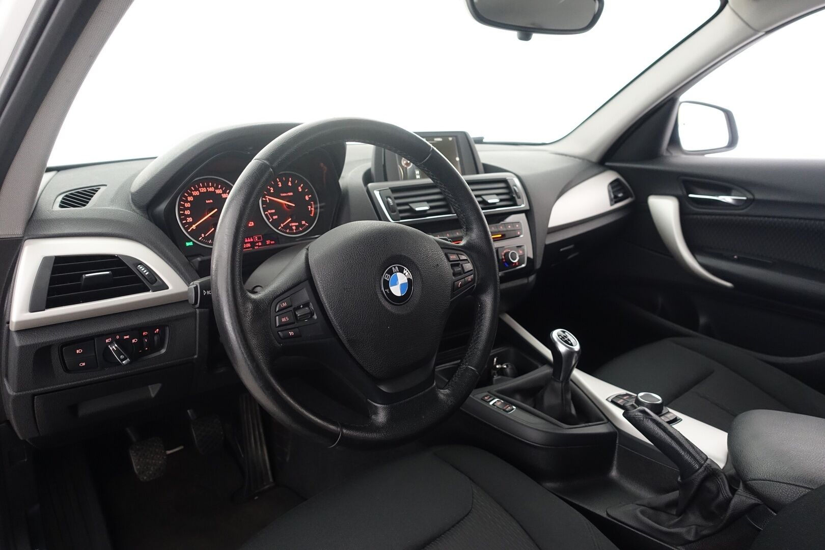 BMW 118 2016 BMW 118 F20 Hatchback 118i Business - | Vakkari | P.Tukat | Lohko + Sisäp. | Bluetooth | LED | Suomi Auto | 2X Renkaat & Vanteet | Todella siisti! | 