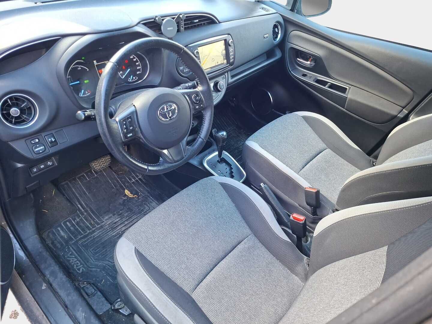 Toyota Yaris 2020 1,5 Hybrid Y20 Edition - Suomi-auto | Lohko+sisäp | Vakkari | P.kamera | Navigointi | Year 20 erikoismalli!
