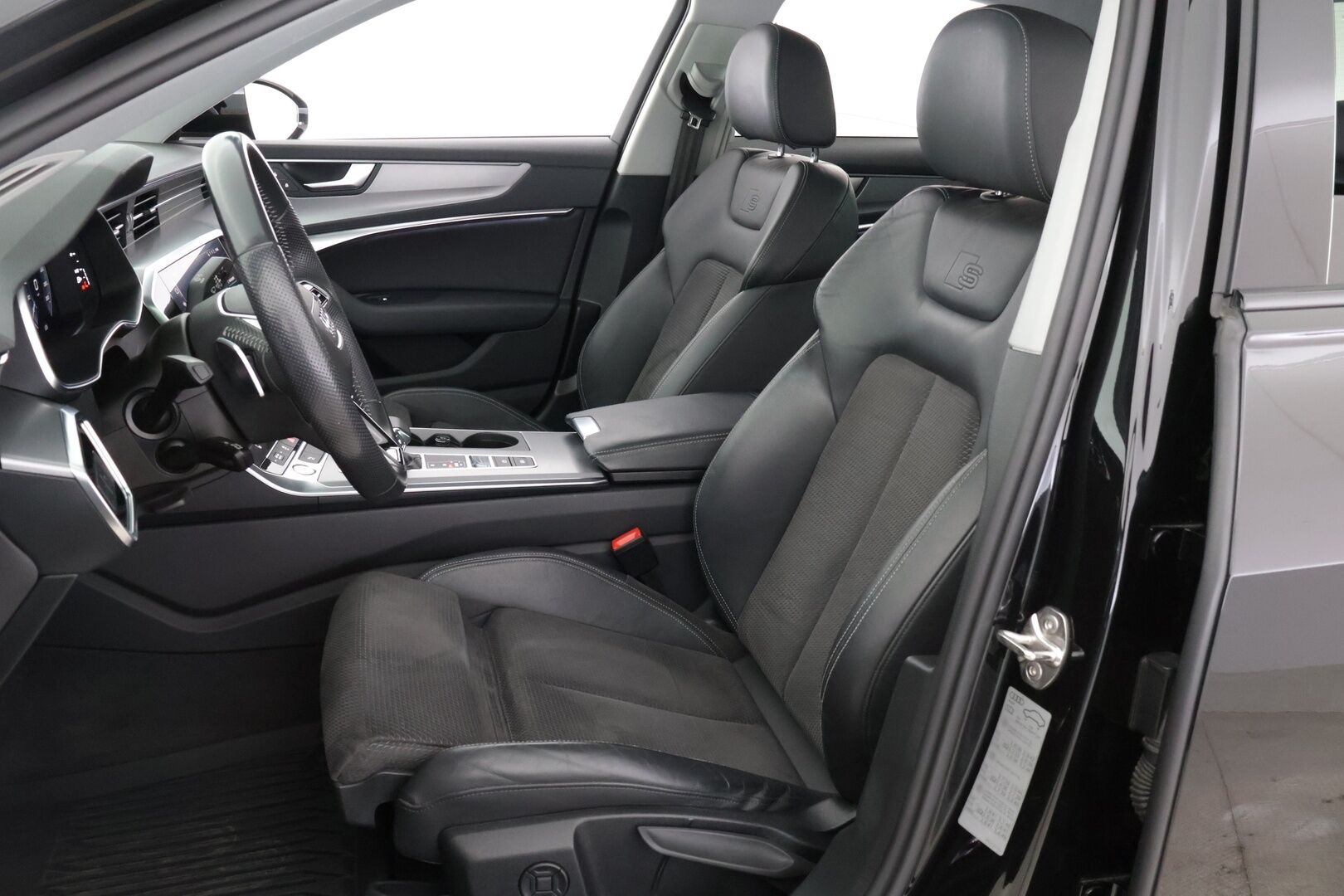 Audi A6 2020 Sedan S-Line Business Sport 55 TFSI e quattro S tronic - 3,99 % KORKOTARJOUS TÄHÄN AUTOON - Vakkari / P-kamera / Matrix LED / Esilämmitys / Puolinahka Sporttipenkit / KeylessGo / 2x renkaat / Apple CarPlay