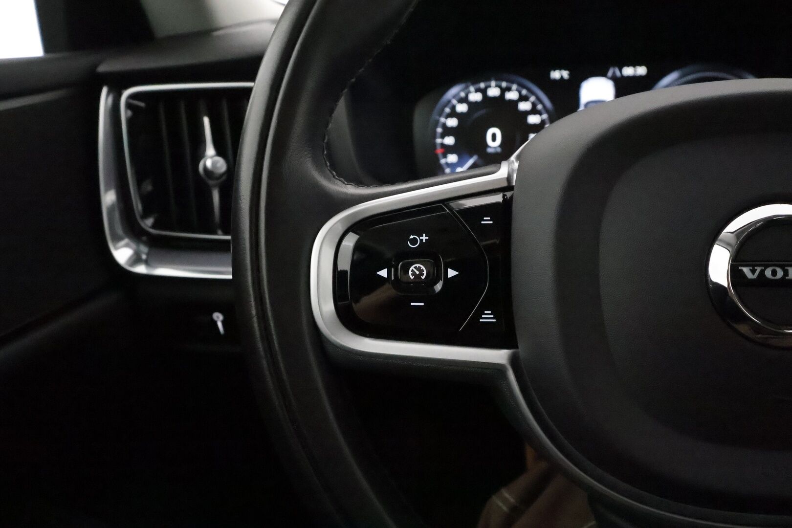 Volvo V60 2020 T6 TwE AWD Momentum aut ** Webasto / Adapt.Vakkari / P.Kamera / LED-valot / Navi / Kaistavahti / KeylessGO ** - Suomi-auto / 2x Renkaat / Akku Kuntotarkistettu!