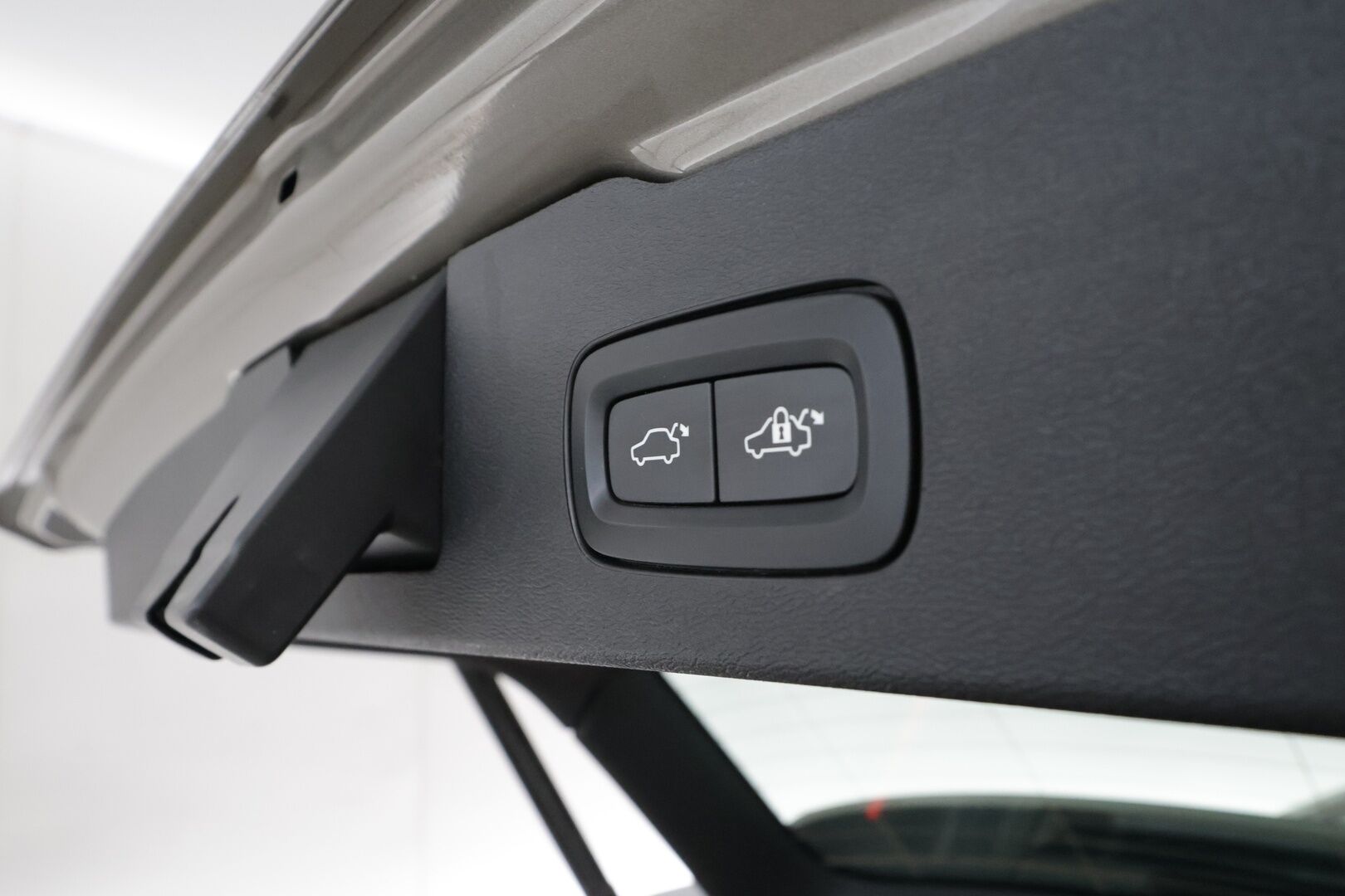 Volvo V60 2020 T6 TwE AWD Momentum aut ** Webasto / Adapt.Vakkari / P.Kamera / LED-valot / Navi / Kaistavahti / KeylessGO ** - Suomi-auto / 2x Renkaat / Akku Kuntotarkistettu!