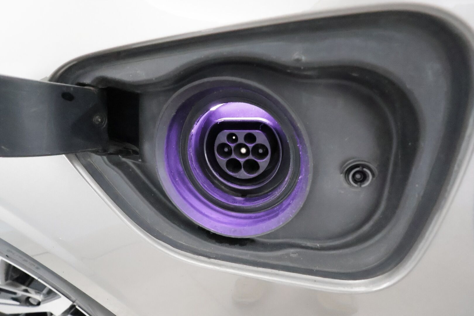 Volvo V60 2020 T6 TwE AWD Momentum aut ** Webasto / Adapt.Vakkari / P.Kamera / LED-valot / Navi / Kaistavahti / KeylessGO ** - Suomi-auto / 2x Renkaat / Akku Kuntotarkistettu!